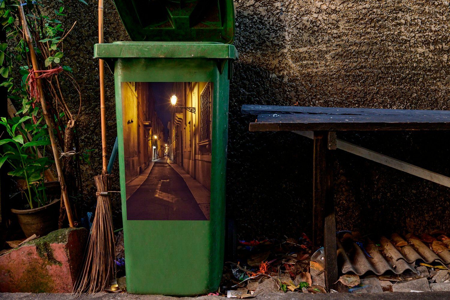 Abenddämmerung in St), Mülleimer-aufkleber, Mülltonne, Straße Verona, der MuchoWow (1 Wandsticker Abfalbehälter Enge in Italien, Container, Sticker,