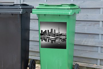 MuchoWow Wandsticker Torontos Gebäude spiegeln sich im Wasser - schwarz und weiß (1 St), Mülleimer-aufkleber, Mülltonne, Sticker, Container, Abfalbehälter