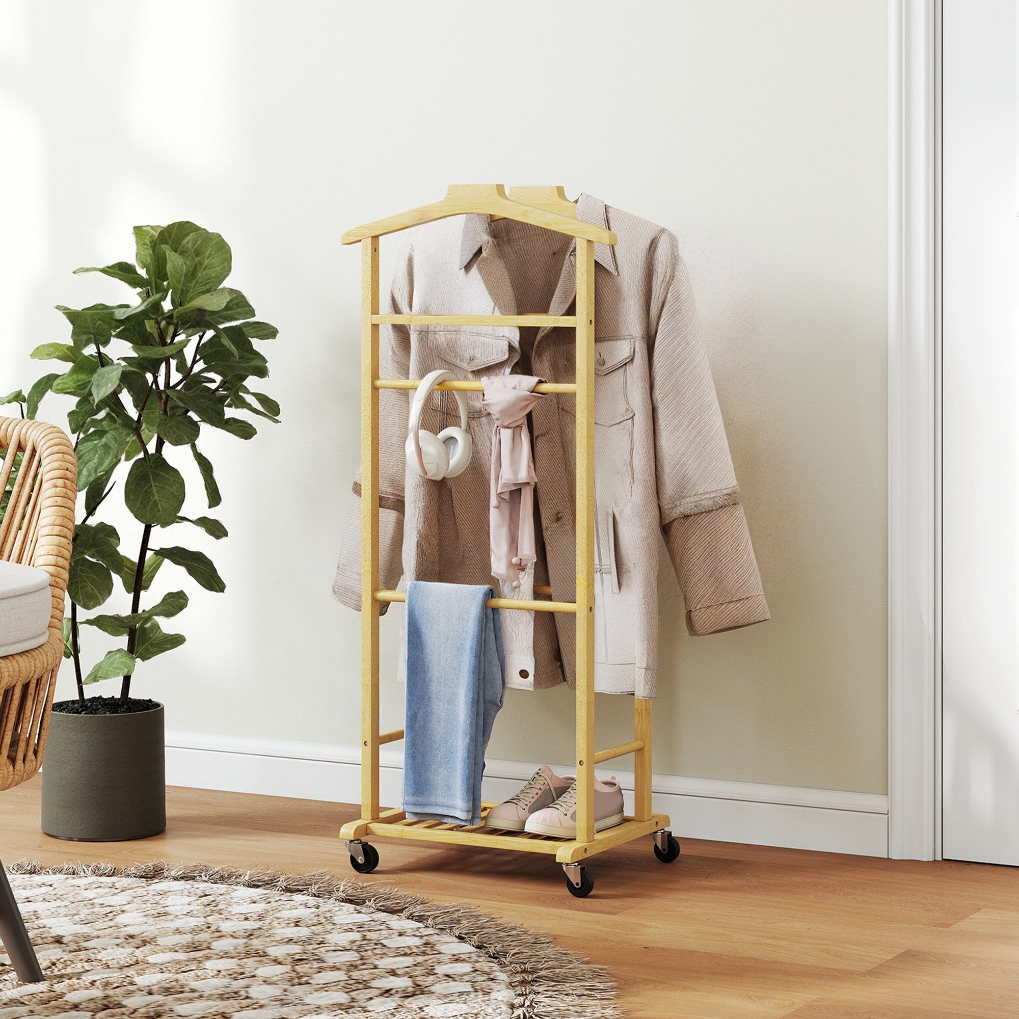 HOMCOM Garderobenständer Schuhablage, Ablagetablett mit Hosenhalter für Schlafzimmer, (Kleiderständer, 1 St., Garderobe), aus Bambus, kompakt, mobil mit Rollen