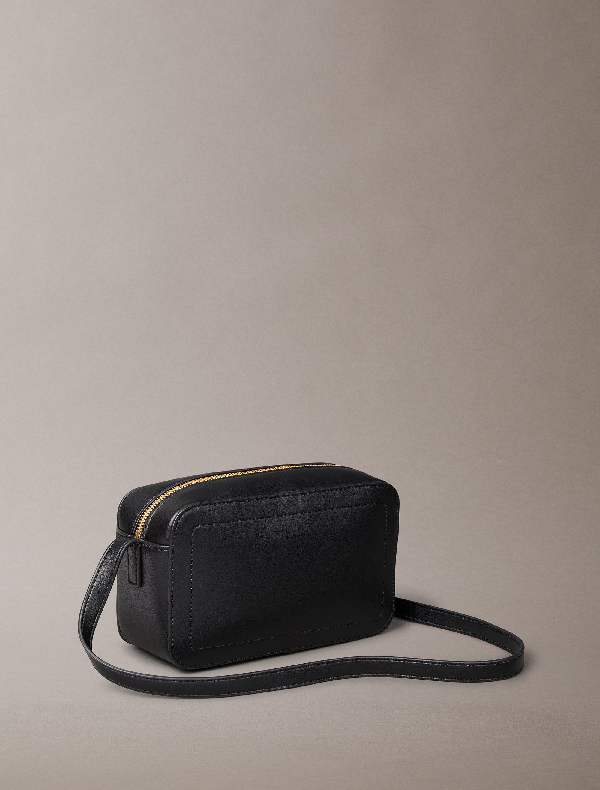 Calvin Klein Mini Bag BOLD CK CAMERA BAG, kleine Damen-Umhängetasche, Schultertasche, Kamerabag mit CK-Logo