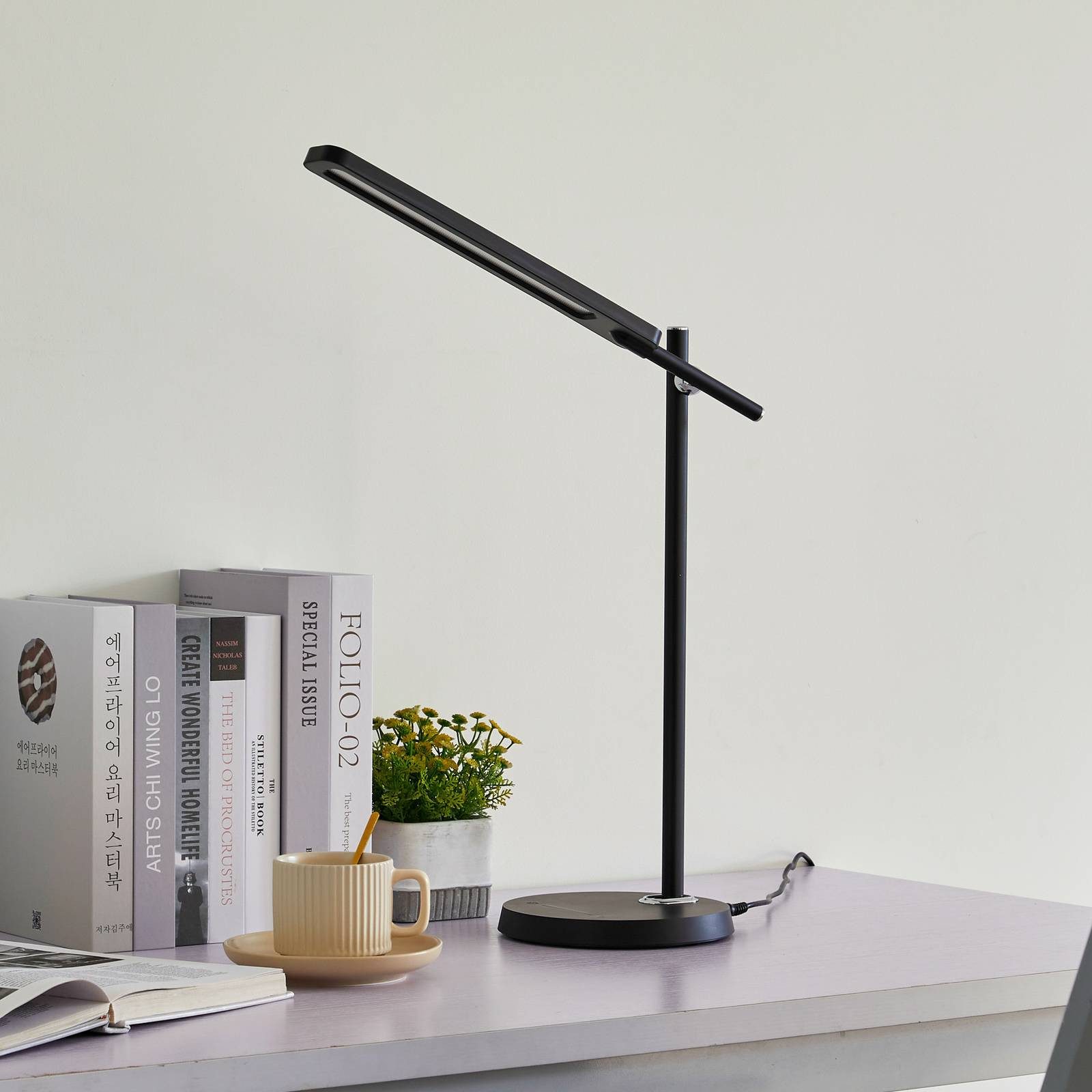 Lindby Schreibtischlampe Valtorin, LED, Kunststoff Schwarz universalweiß IP20, 1 x 7,2 W LED, universalweiß