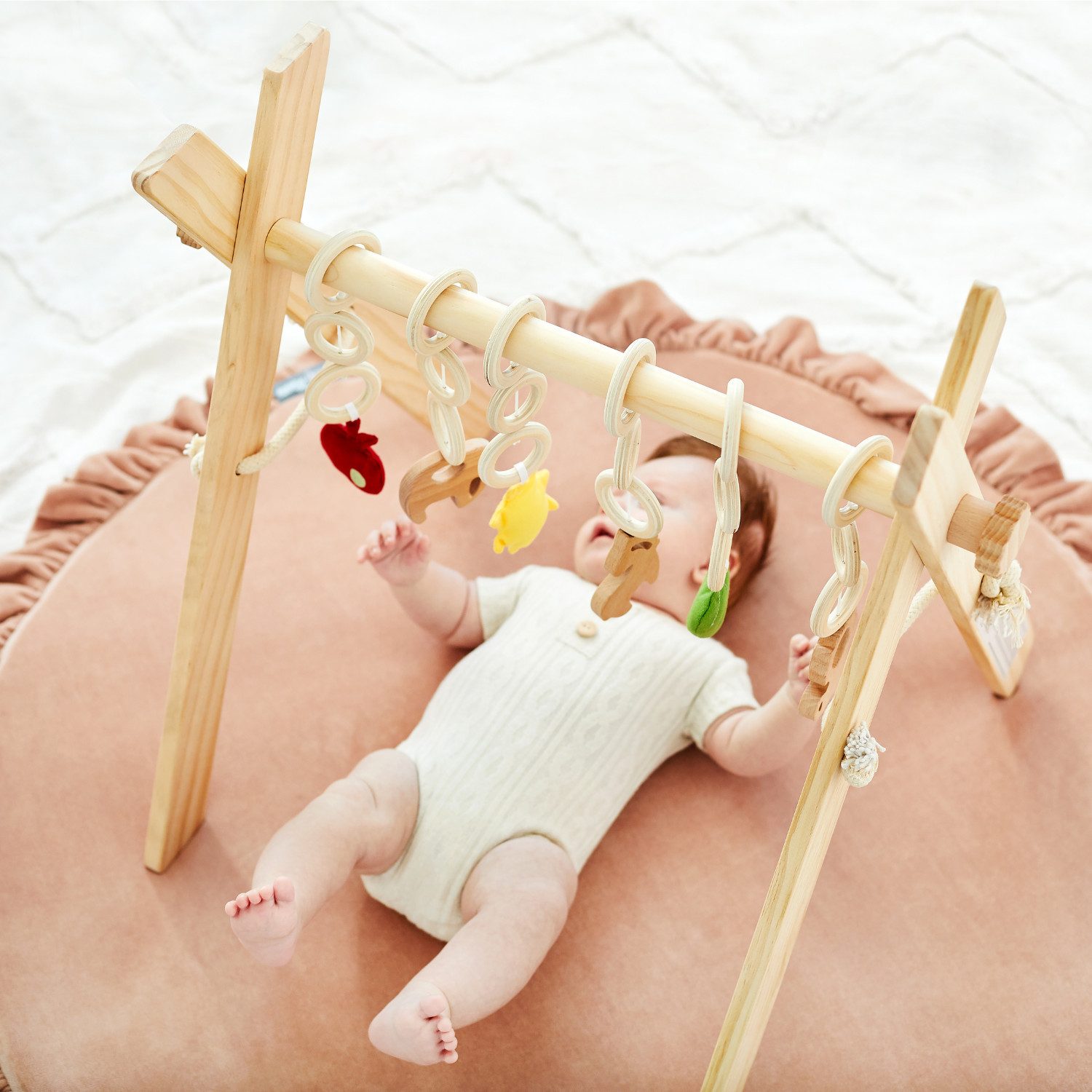 KiddyMoon Baby Gym BT-001, (Spieltrapez mit 6 hängenden Elementen), aus Holz