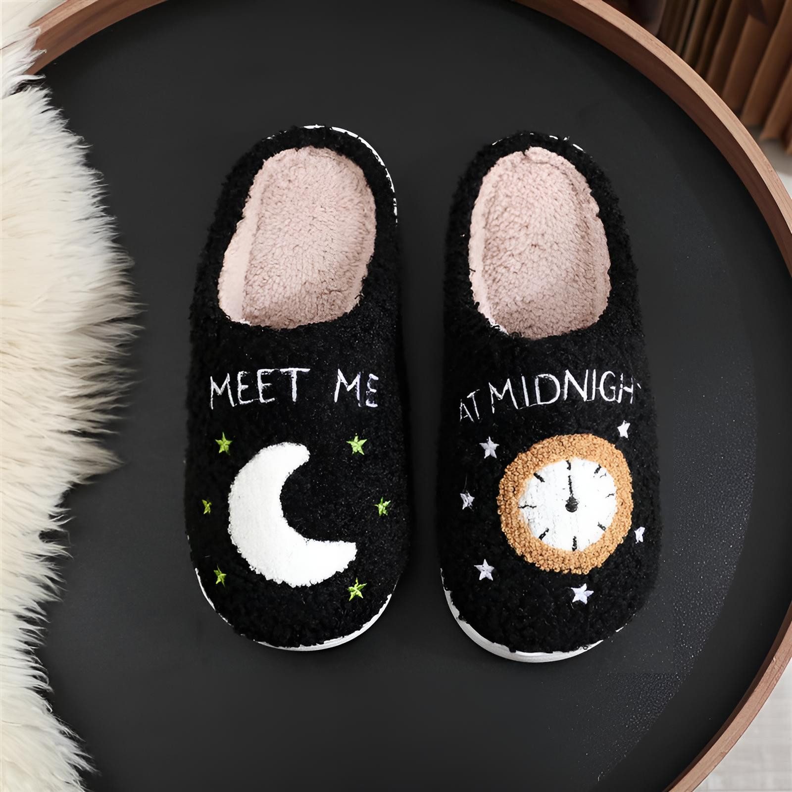 Corimori mit netten Motiven, Gr. 34-44, Antirutsch & bequem Plüsch Hausschuhe (Packung, Geschenk) Mond und Uhr Pantoffeln für Kinder und Erwachsene, EU Größe 42-43