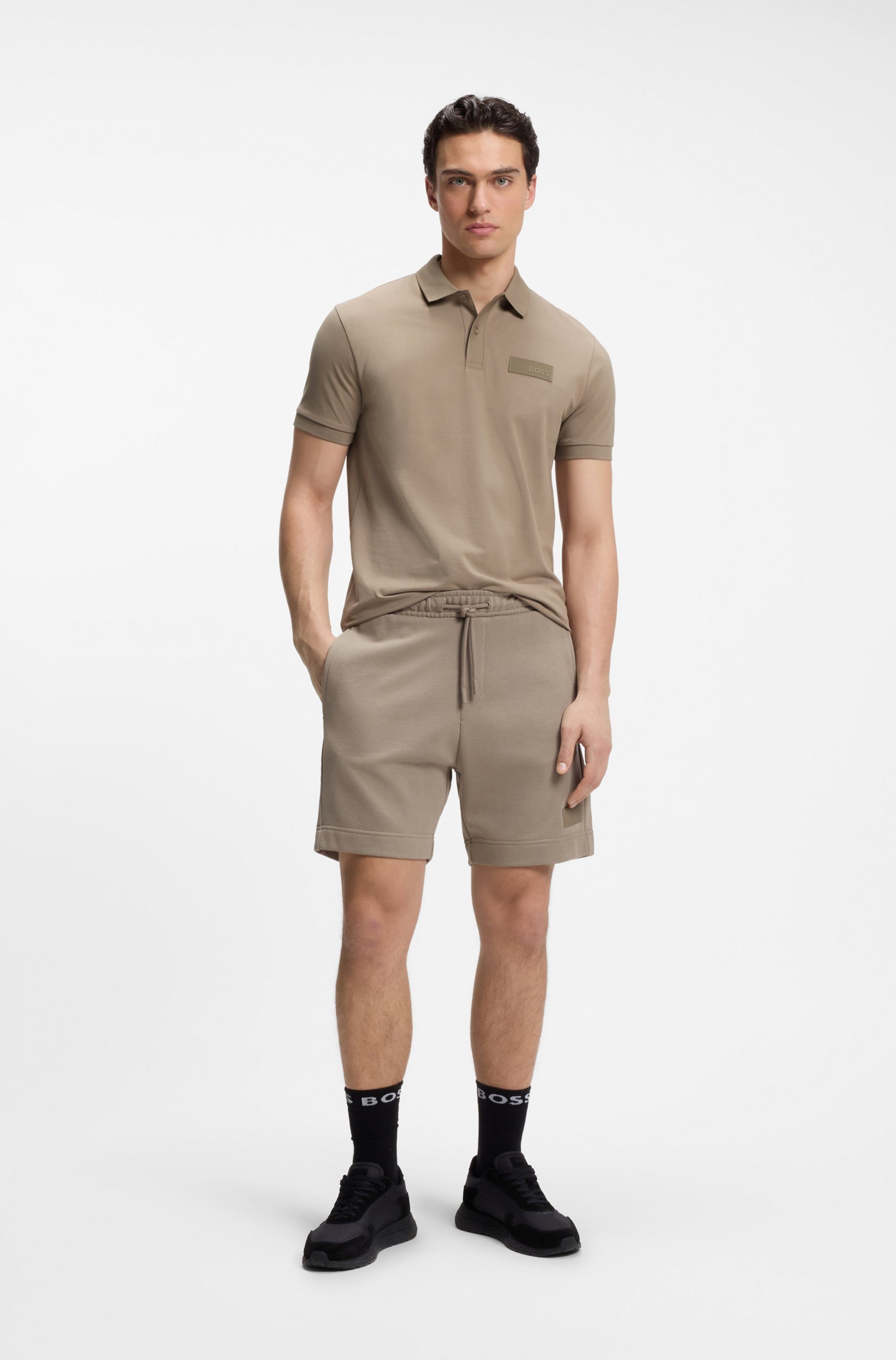 BOSS GREEN Poloshirt Paddy Logo Patch Regular Fit atmungsaktive Piqué-Webstruktur, Flachstrickkragen, gerader Schnitt