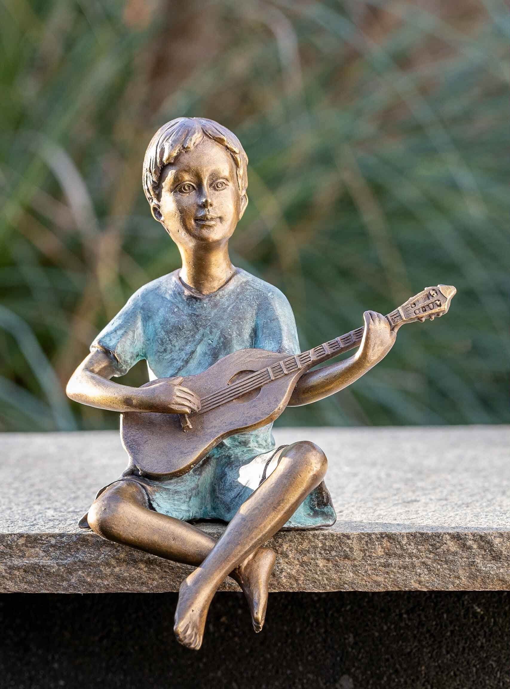 IDYL Dekofigur IDYL Bronze-Skulptur Junge mit einer Gitarre, Bronze – sehr robust – Langlebig – witterungsbeständig gegen Frost, Regen und UV-Strahlung. Die Modelle werden in Wachsausschmelzverfahren in Bronze gegossen und von Hand patiniert.