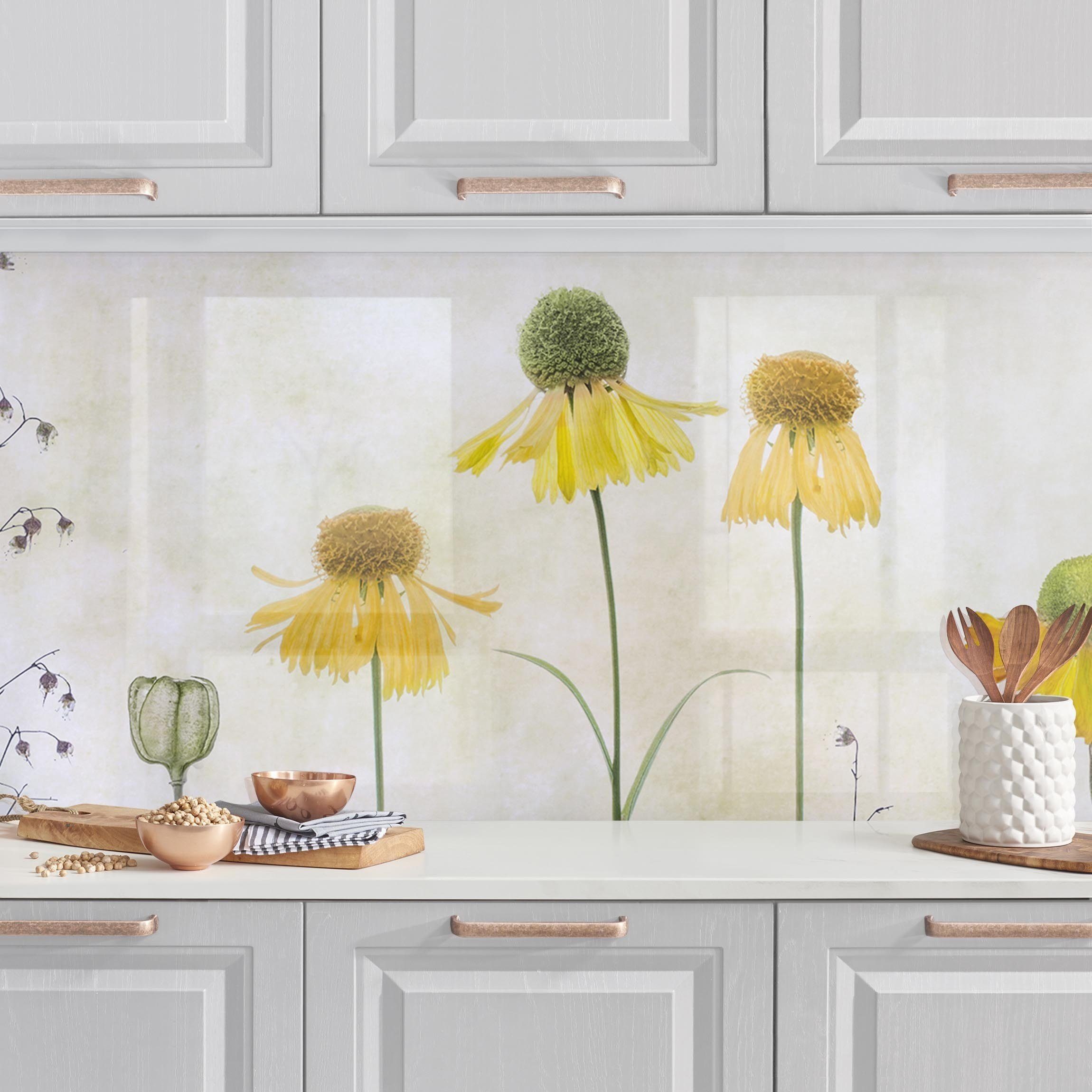 Bilderdepot24 Küchenrückwand gelb dekor Blumen Landhaus Vintage Zarte Helenium Blüten, (1-tlg., Nischenrückwand - für Fliesenspiegel ohne Bohren - matt), Spritzschutz Rückwand Küche Herd - Folie selbstklebend versch. Größen