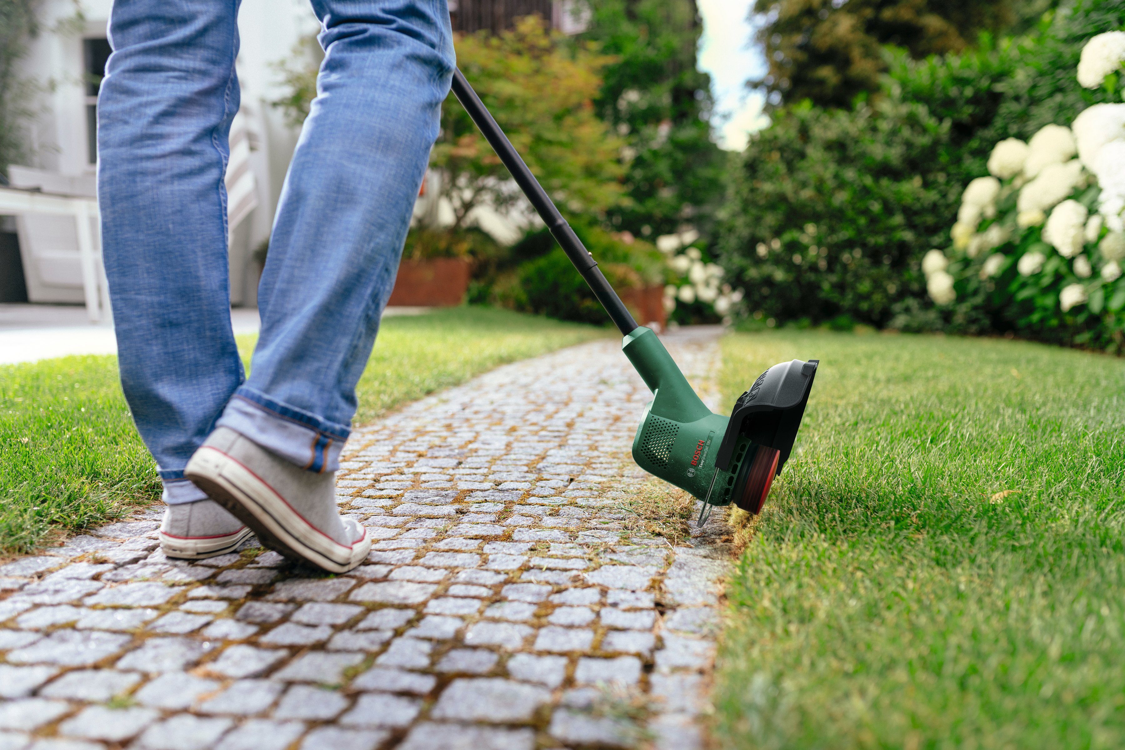 Bosch Home & Garden Akku-Rasentrimmer EasyGrassCut 18V 26, mit 2 Akkus 18V/2,0 Ah und Ladegerät – Bild 3 von 5