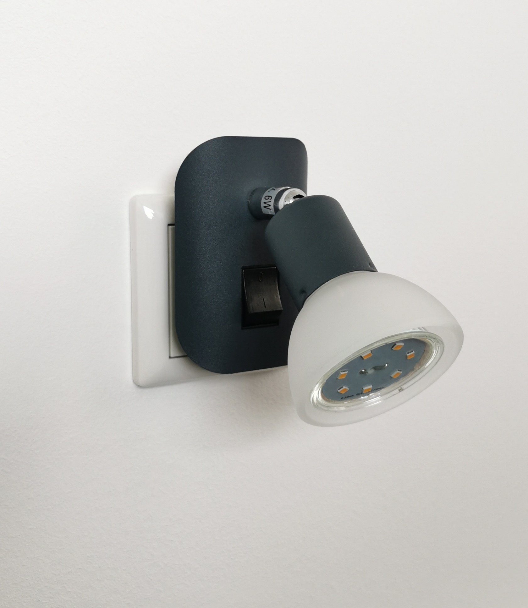 TRANGO LED Steckdosenleuchte, 11-045 LED Steckerlicht in Schwarz matt mit Lampenschirm aus Glas, Stecker-Nachtlicht inkl. 1x GU10 LED Leuchtmittel 3000K warmweiß, inklusive Ein/Aus- Schalter Leselampe, Küchenlampe