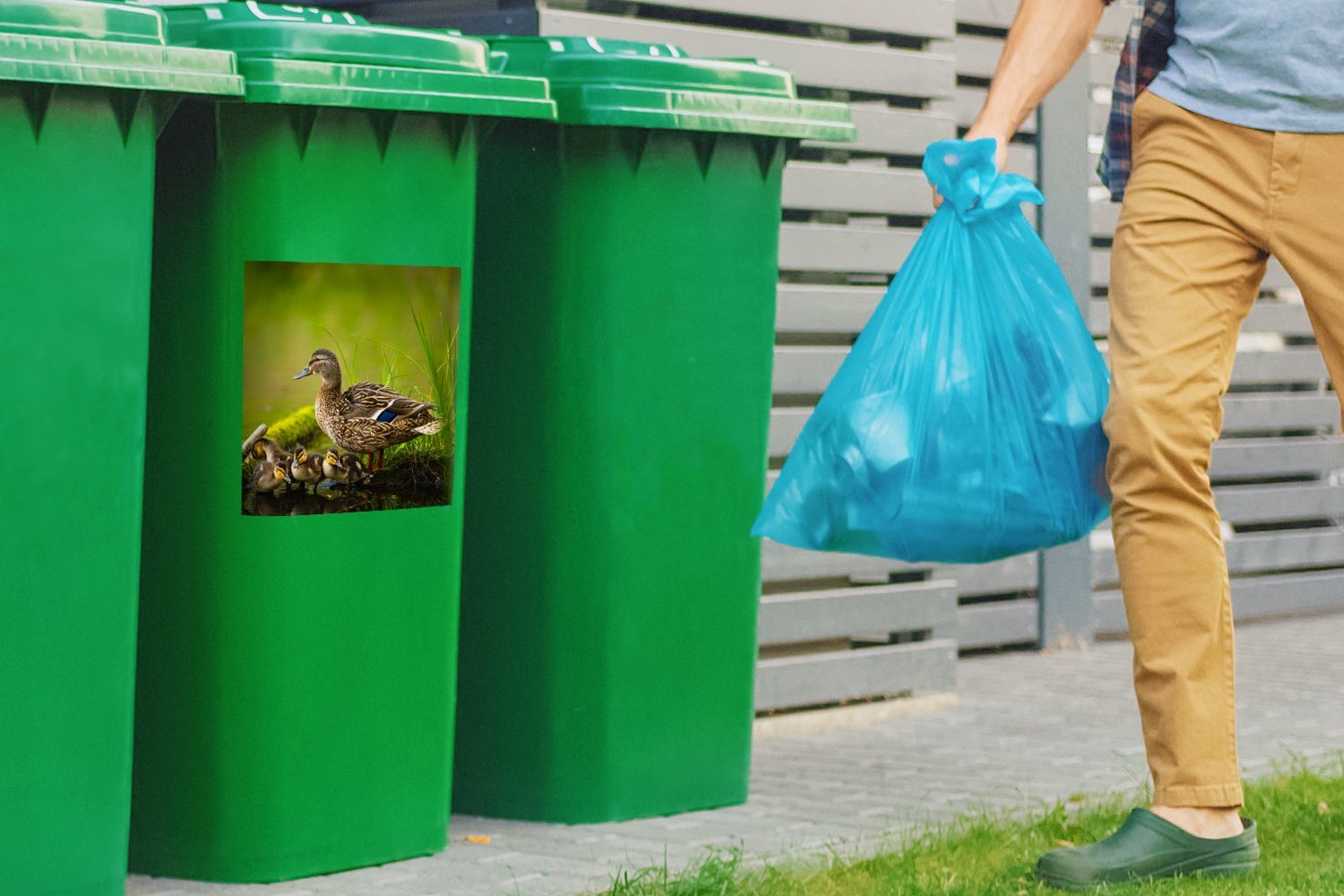 Abfalbehälter - Moos - Mülltonne, Container, - Ente Zweig Wandsticker Sticker, St), MuchoWow Vögel (1 Mülleimer-aufkleber, Wasser -