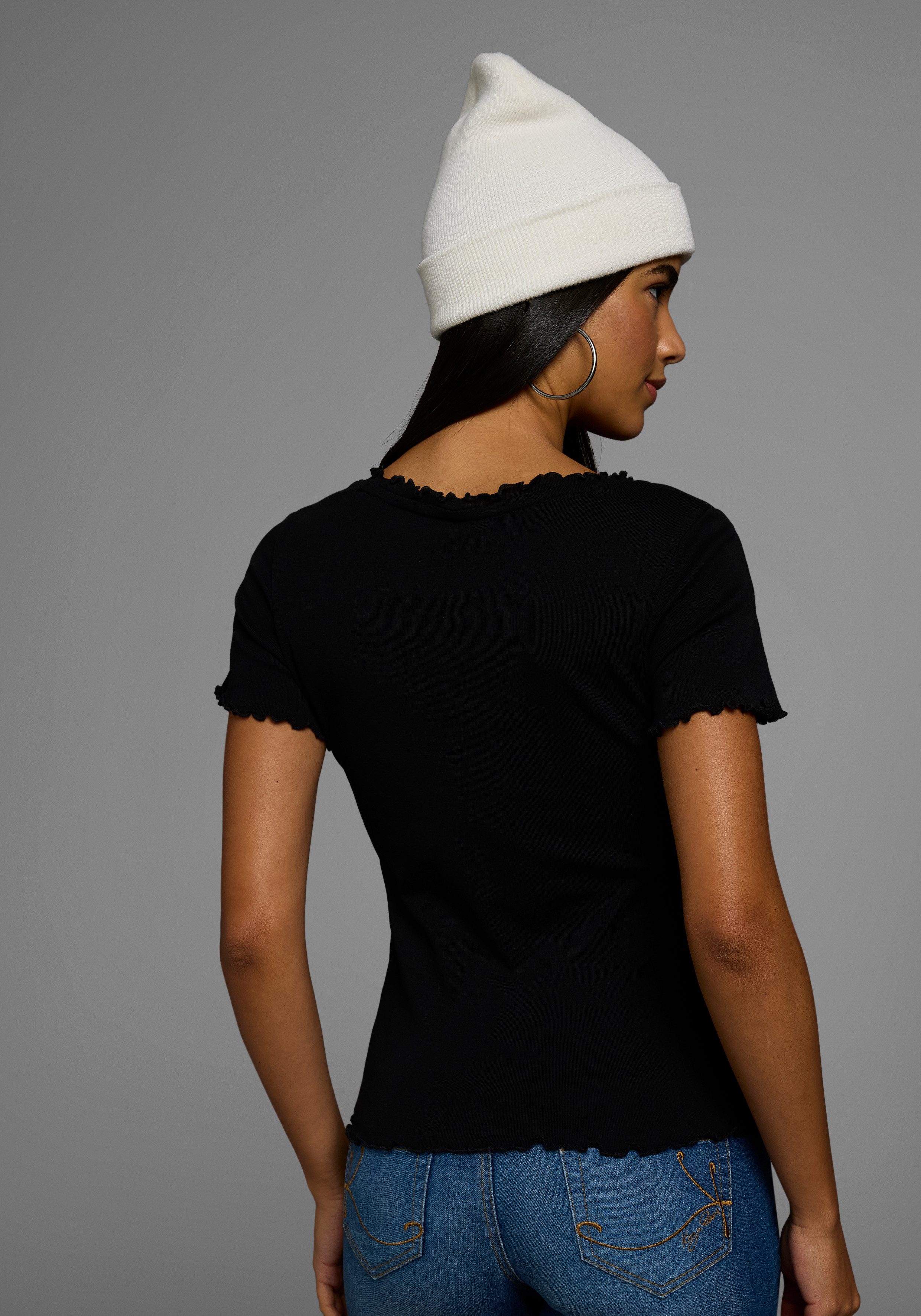 KangaROOS T-Shirt mit Knopfleiste und verspieltem Rollsaum günstig online kaufen