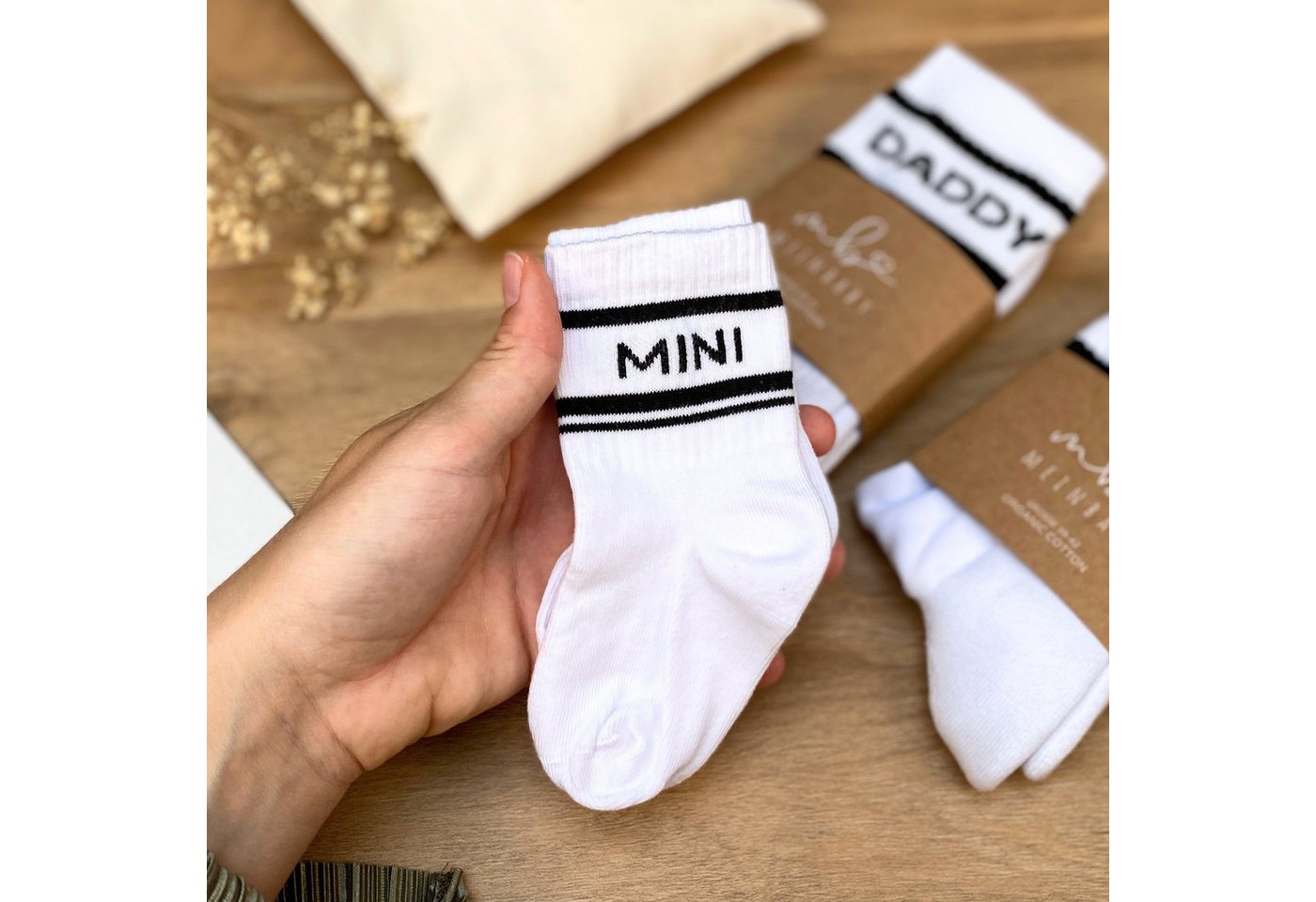 MeinBaby123® Tennissocken Geschenk Geburt Baby, Geschenkidee Schwangerschaft (Set, 1 Paar inkl. Baumwollsäckchen und Karte) Geschenk Neugeborenes, Mini, Babyparty