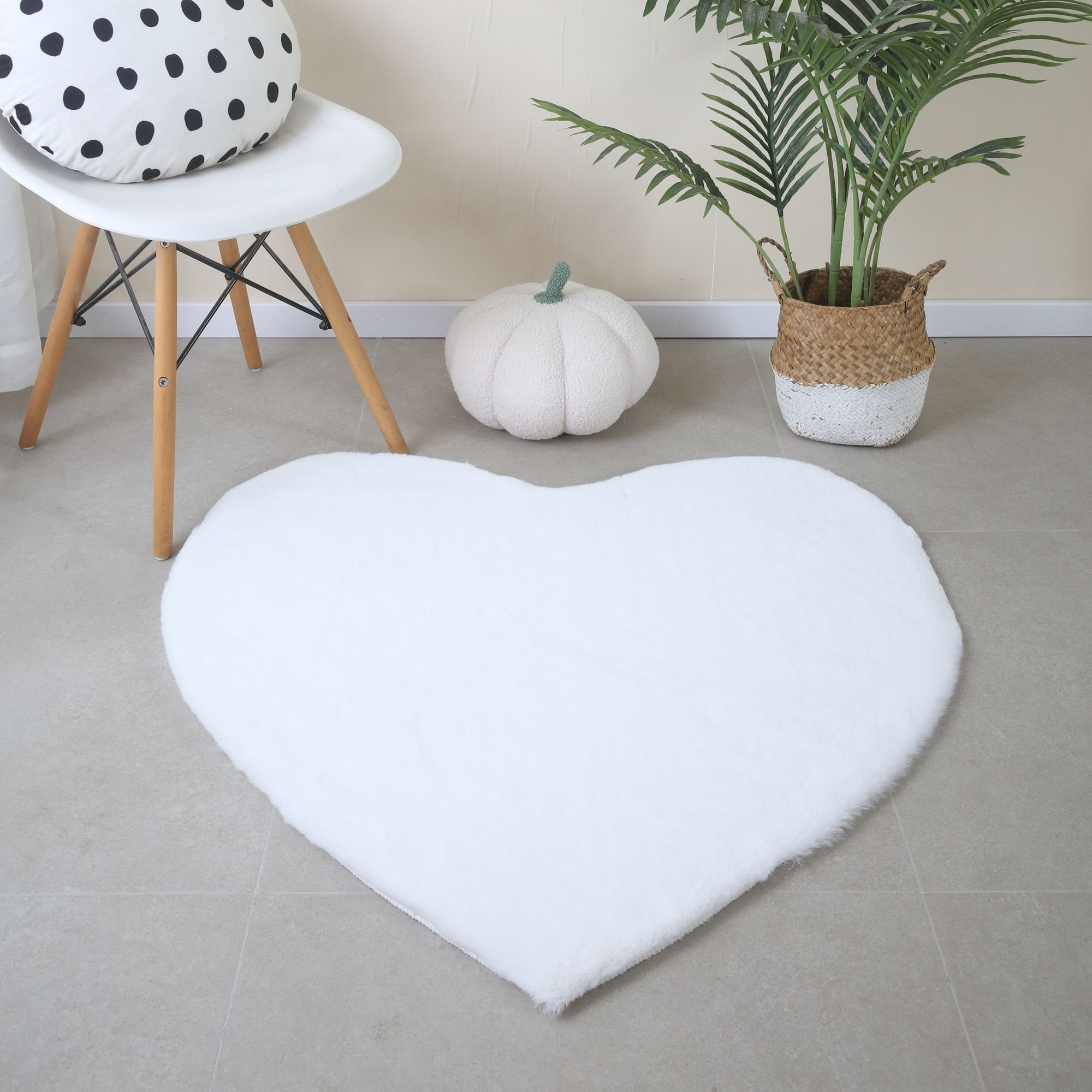 Fellteppich Herz Form, Carpetsale24, Rund, Höhe: 25 mm, Teppich Plüsch Einfarbig Herzform Kunstfell Kinderzimmer Weiß