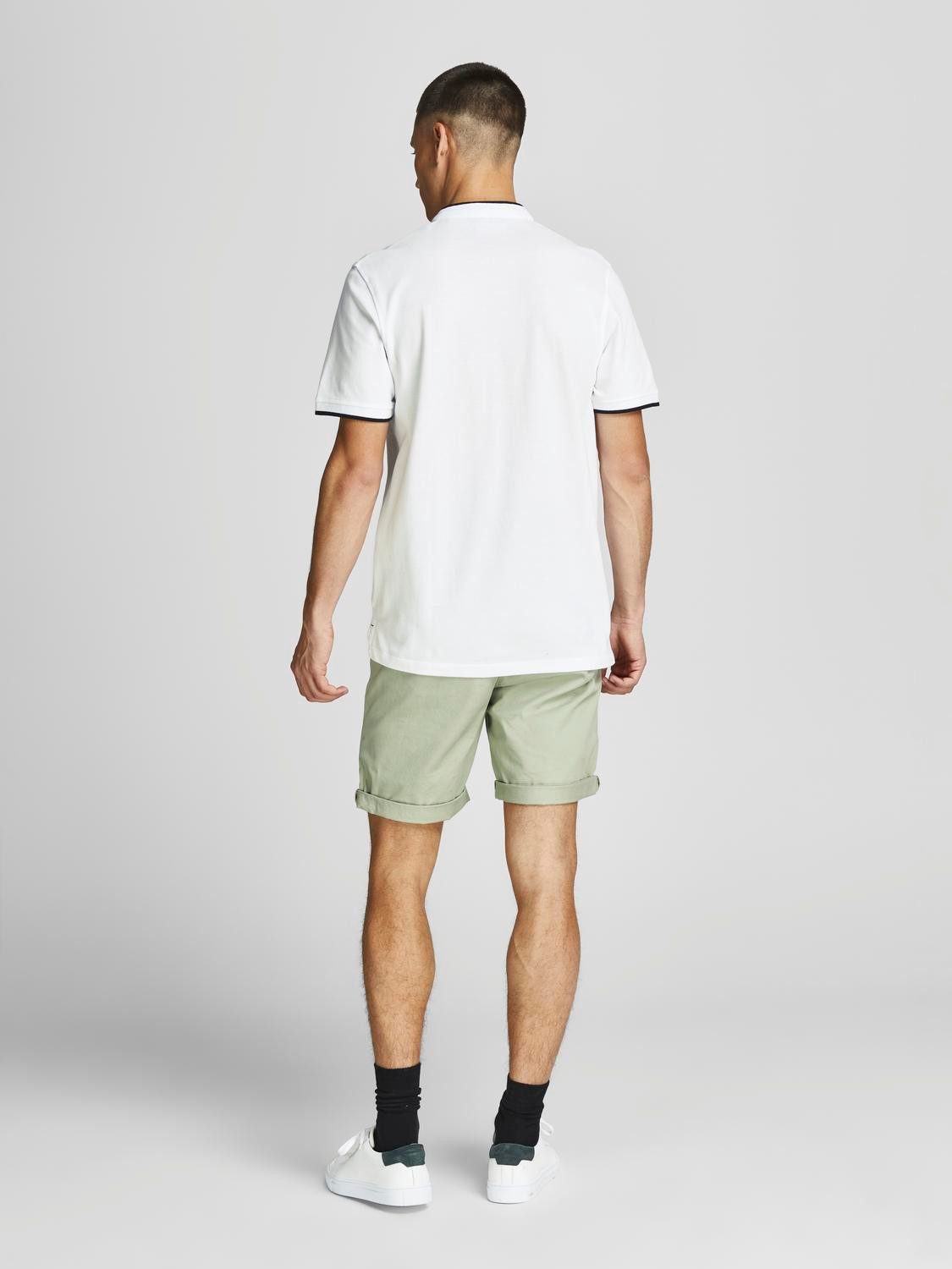 Jack & Jones Kurzarmshirt PAULOS MAO POLO mit kontrastfarbiger Kante am schmalen Stehkragen und am Ärmelsaum