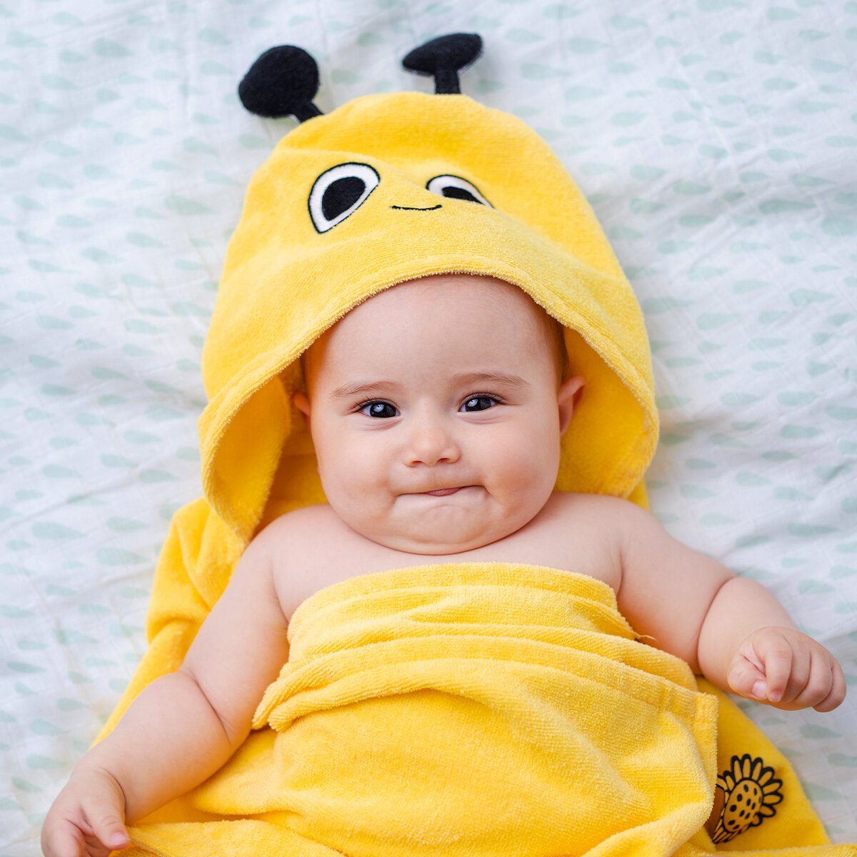 Milk&Moo Baby MILK&MOO Kapuzenbadetuch Samt Buzzy Babybademantel Bee aus
