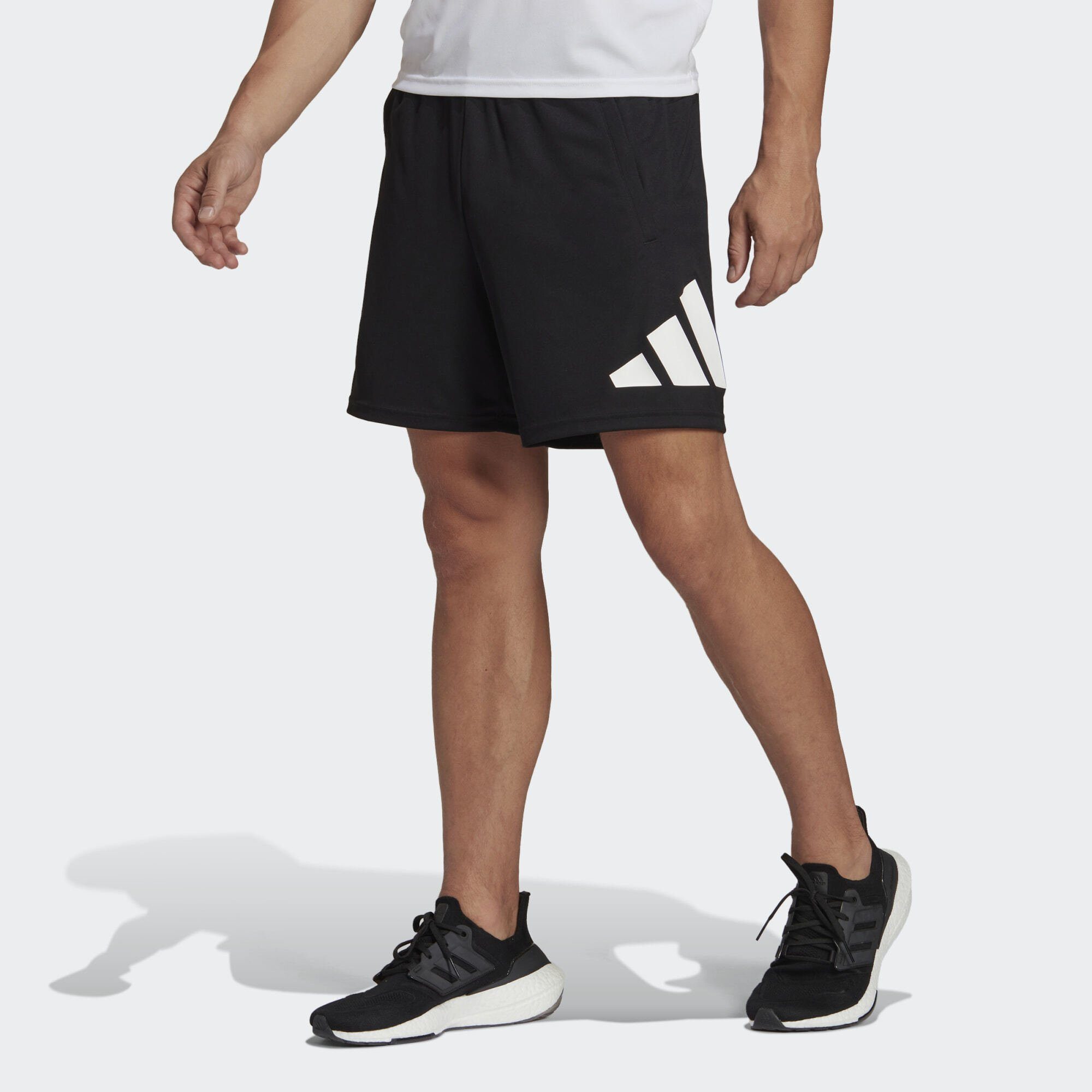 Performance ESSENTIALS LOGO TRAIN Black TRAINING / adidas White SHORTS Funktionsshorts