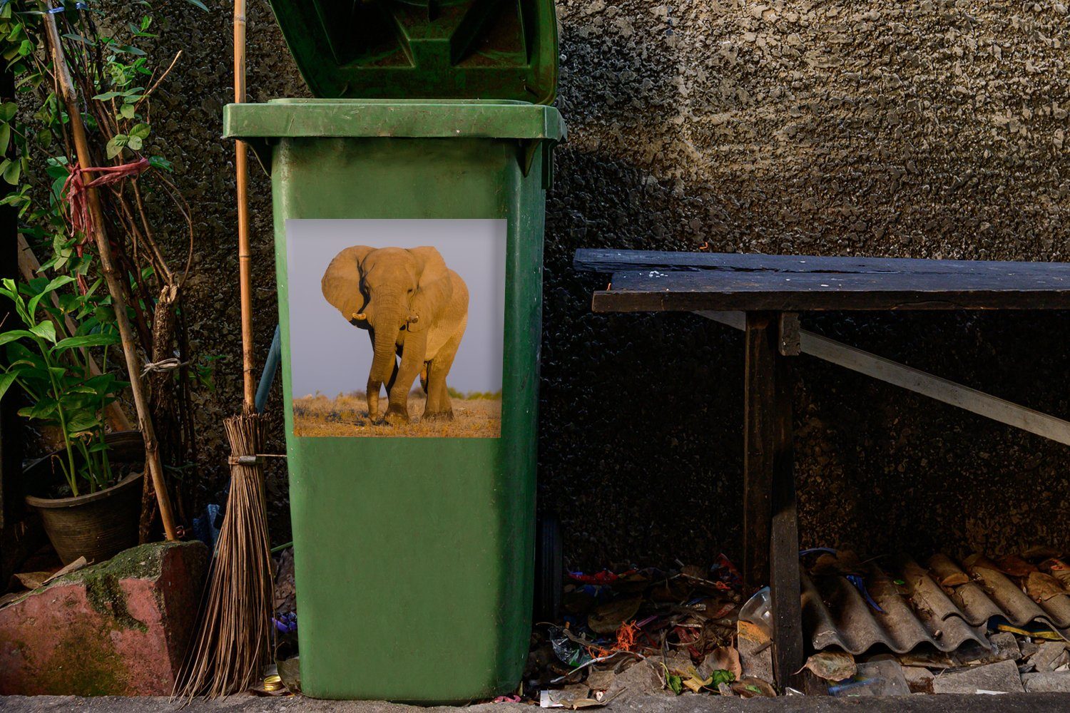 (1 Sticker, Abfalbehälter Wandsticker Elefant MuchoWow Sand Mülleimer-aufkleber, Container, St), Mülltonne, Afrikanischer im