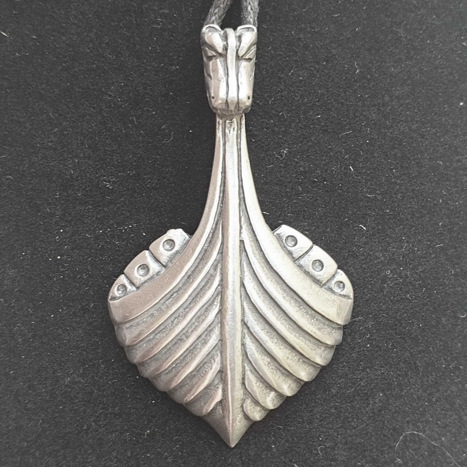 HOPLO Kettenanhänger Wikinger Drachenboot Anhänger Schmuck Zinn 50x30mm mit Schnur – Bild 4 von 4