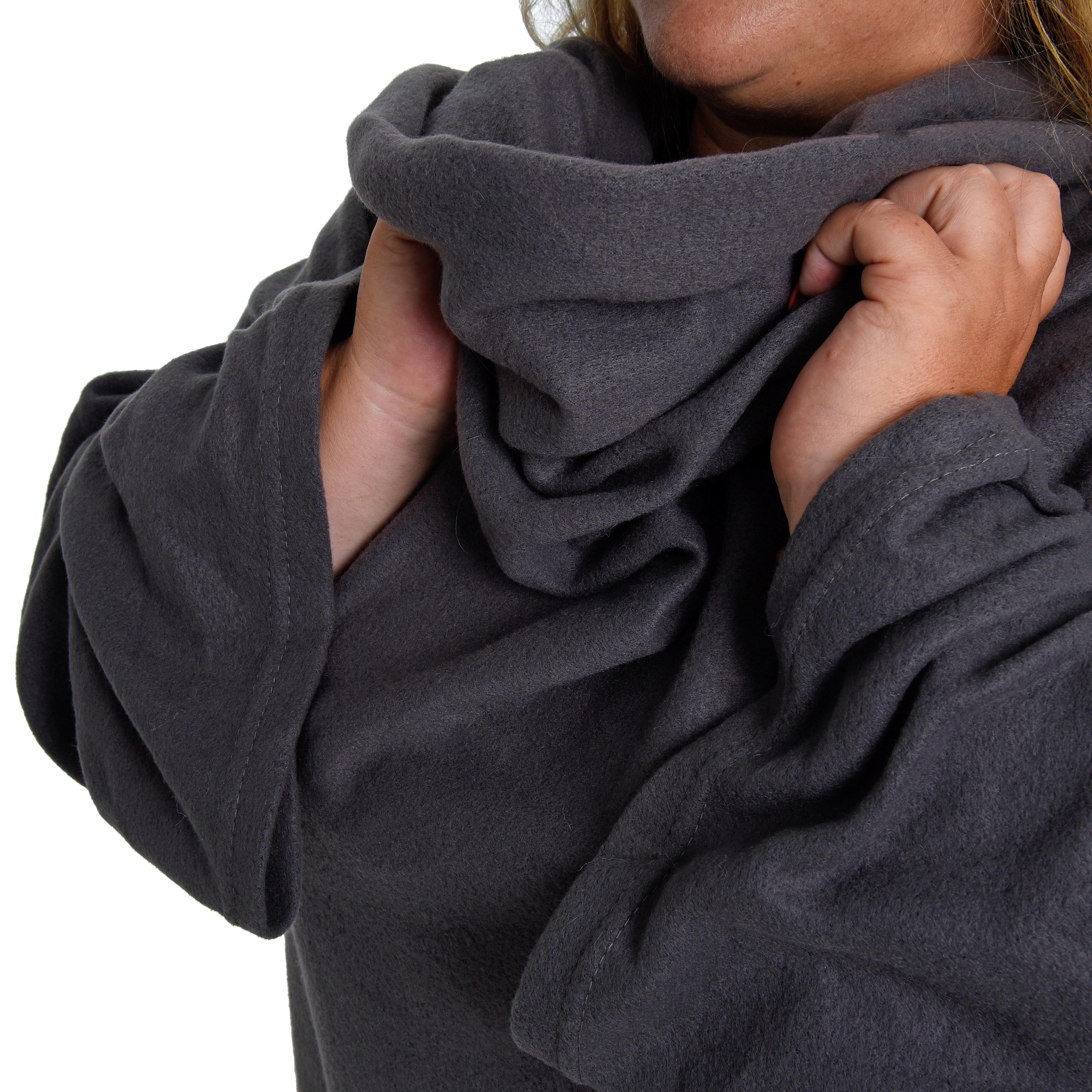 ESTEXO Tagesdecke Ärmeldecke Kuscheldecke XXL TV-Decke Wohndecke und Fuß- + Handytasch