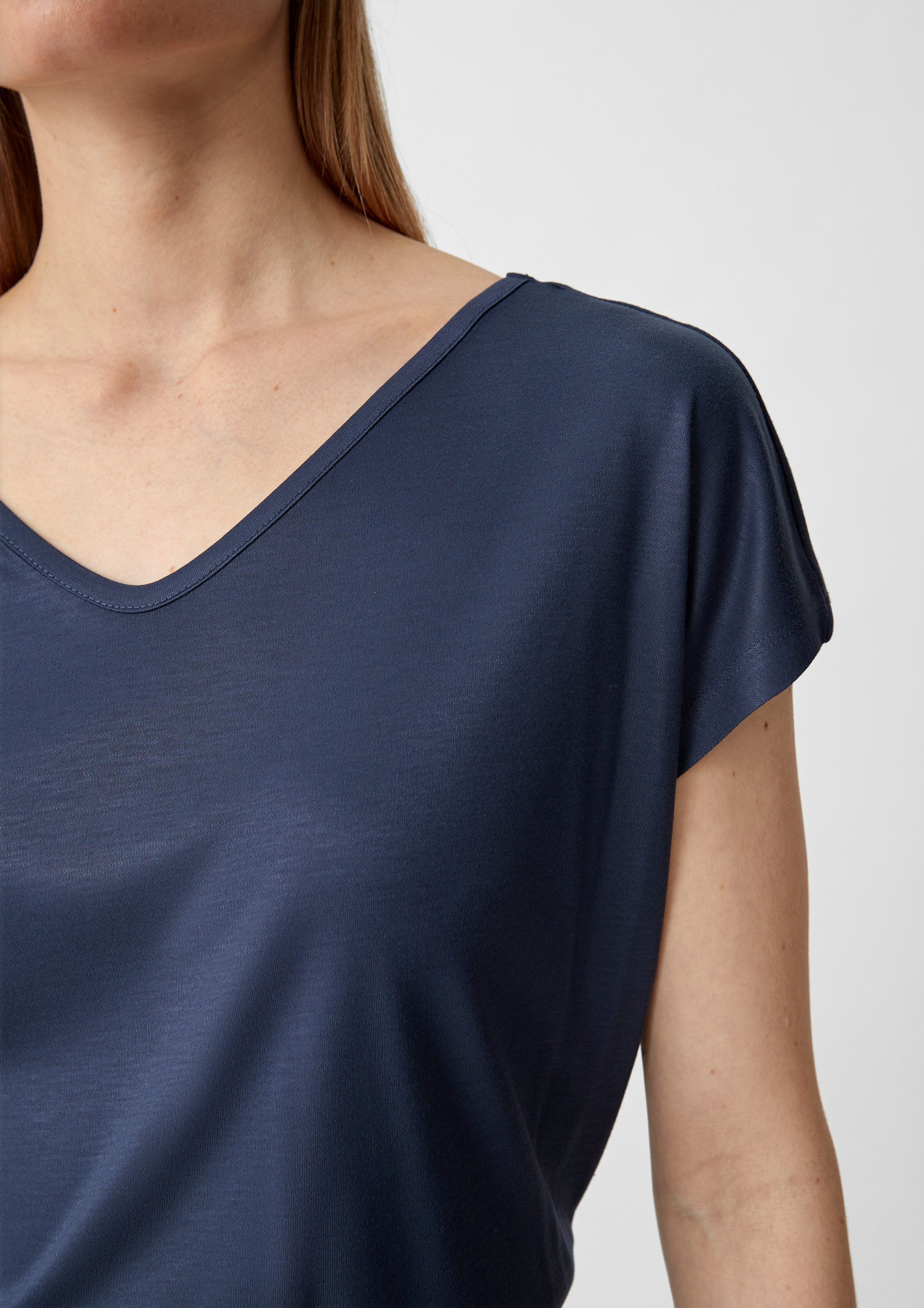 Jersey satiniertem T-Shirt Kurzarmshirt aus tiefblau Comma Stickerei