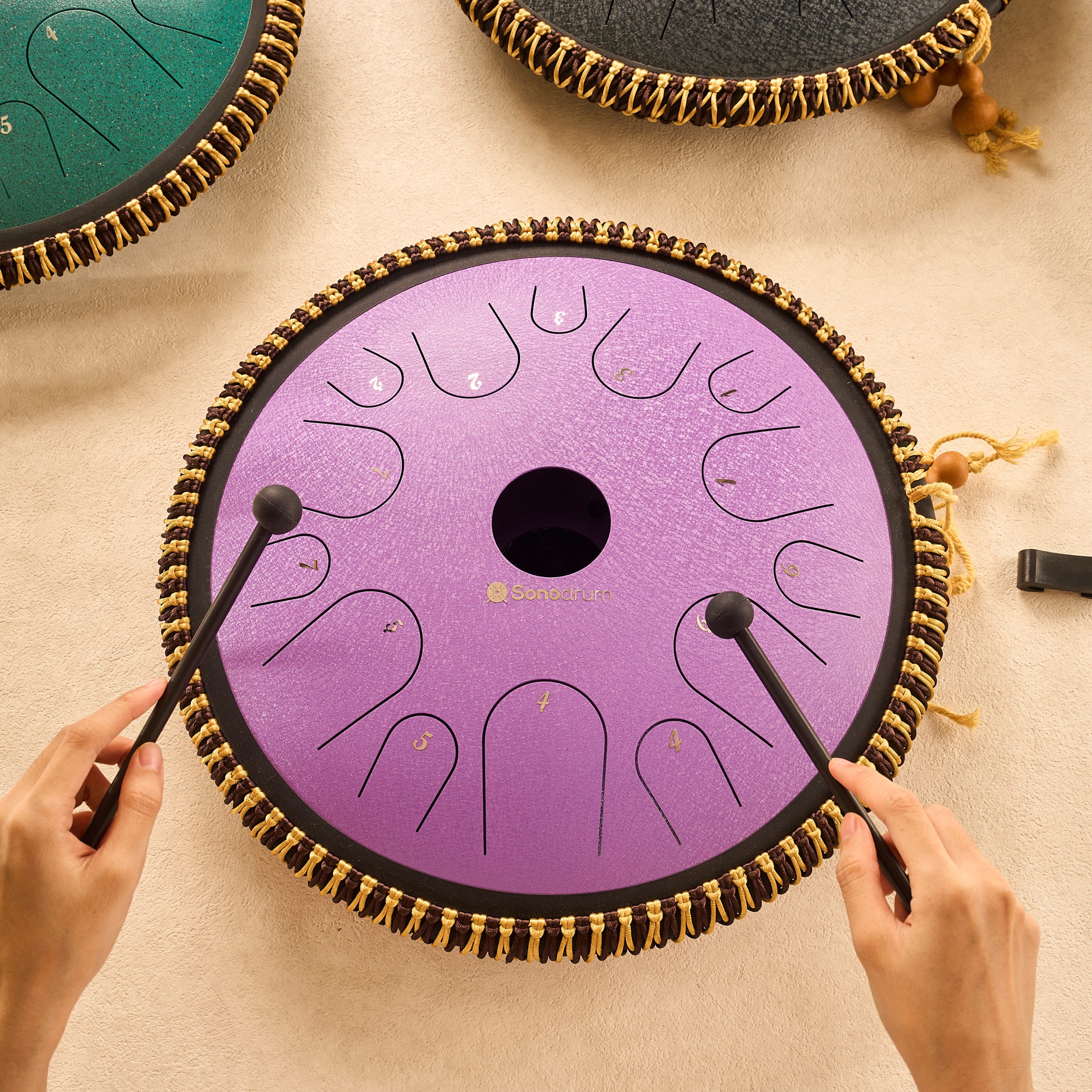 Sonodrum Steel Tongue Drum "Exclusive", C-Dur, 38 cm, 14 Zungen inkl. Liederbuch und Tragetasche
