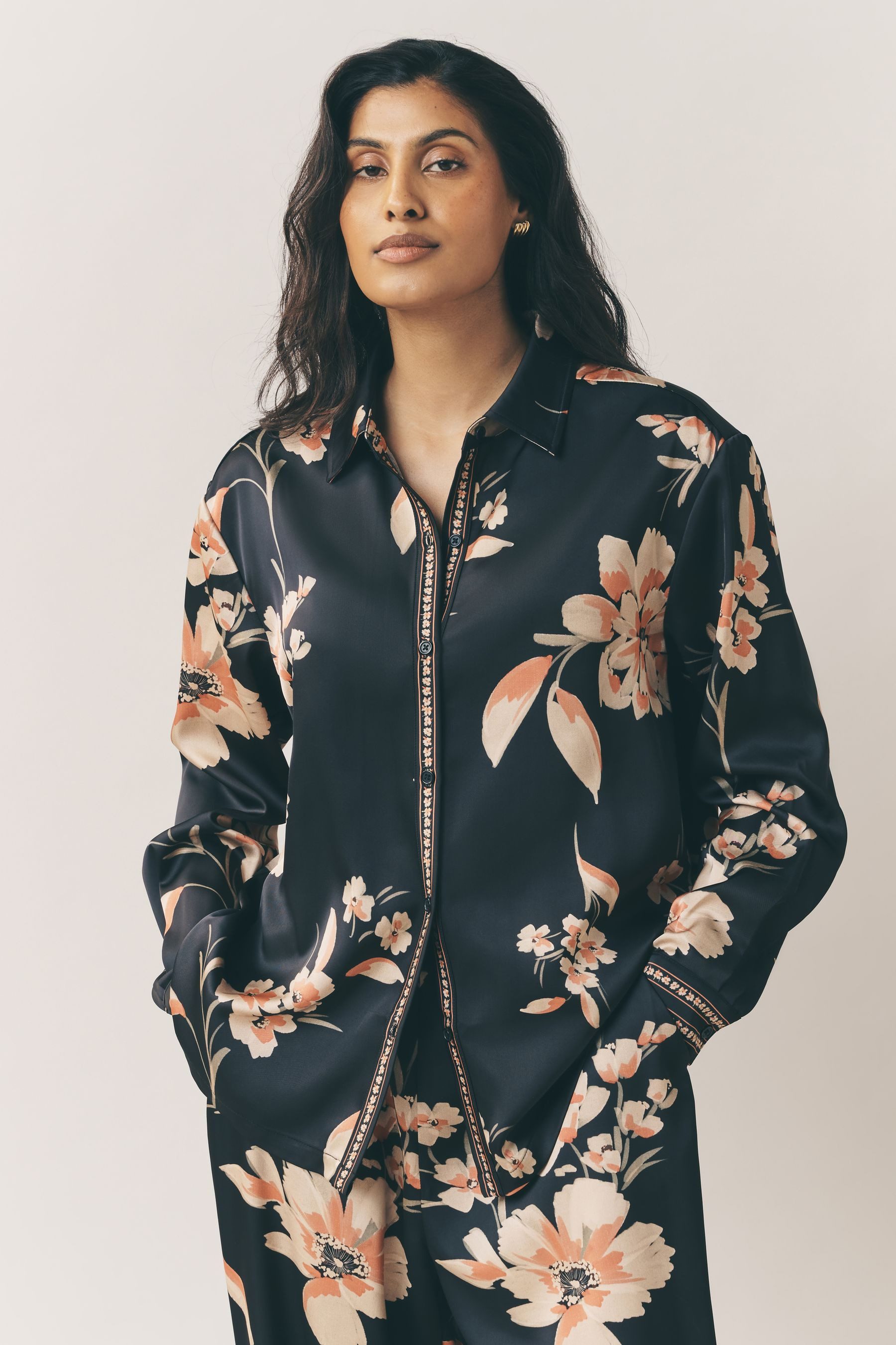LAURA ASHLEY Langarmbluse Laura Ashley Langärmelige Satinbluse, geblümt (1-tlg)