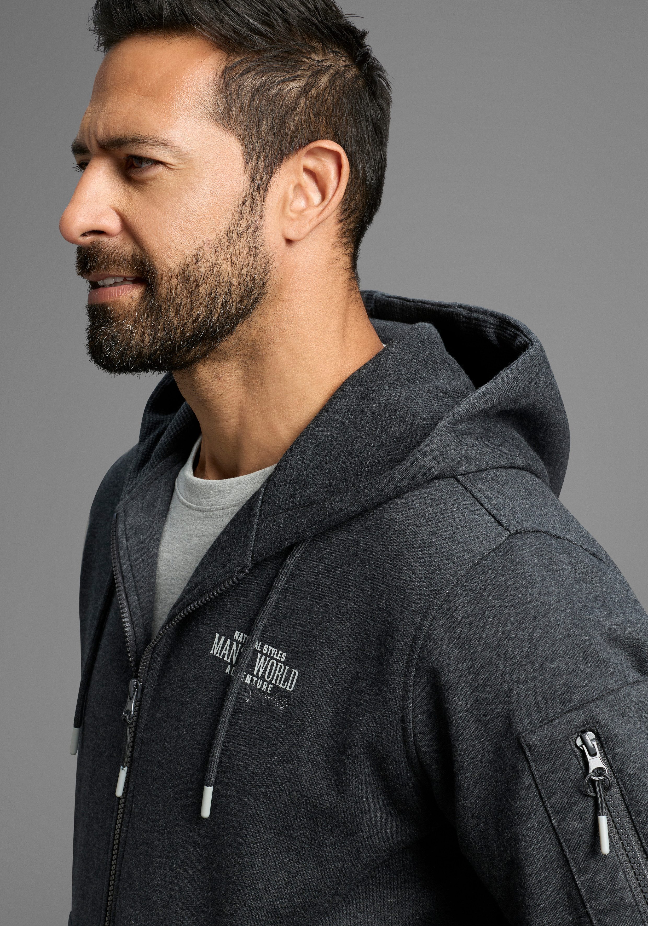 Man's World Kapuzensweatjacke Langarm, mit Print, mit Kapuze, Tasche am Ärmel. € 37,99