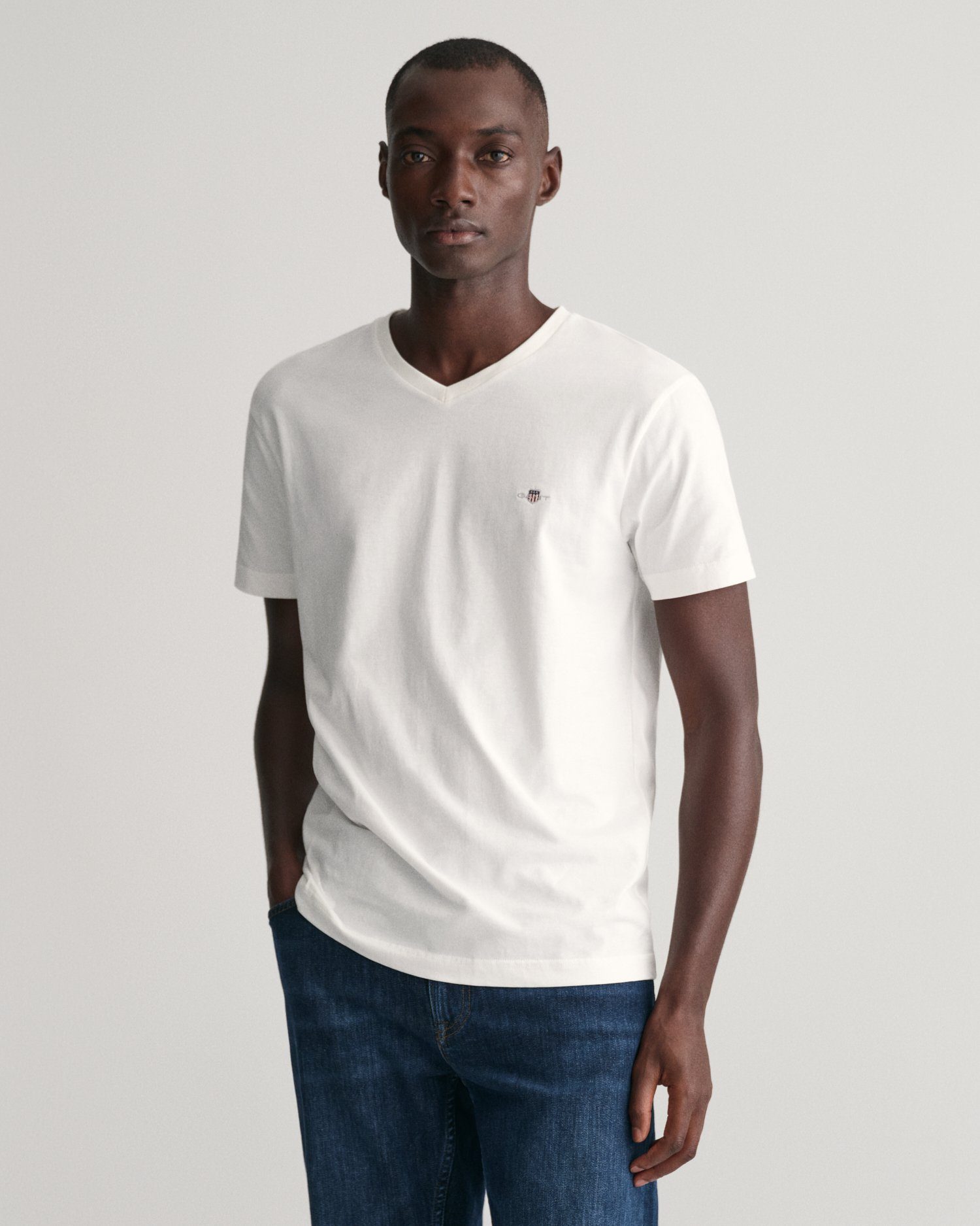 Gant T-Shirt SLIM SHIELD V-NECK T-SHIRT mit einer kleinen Logostickerei auf der Brust white