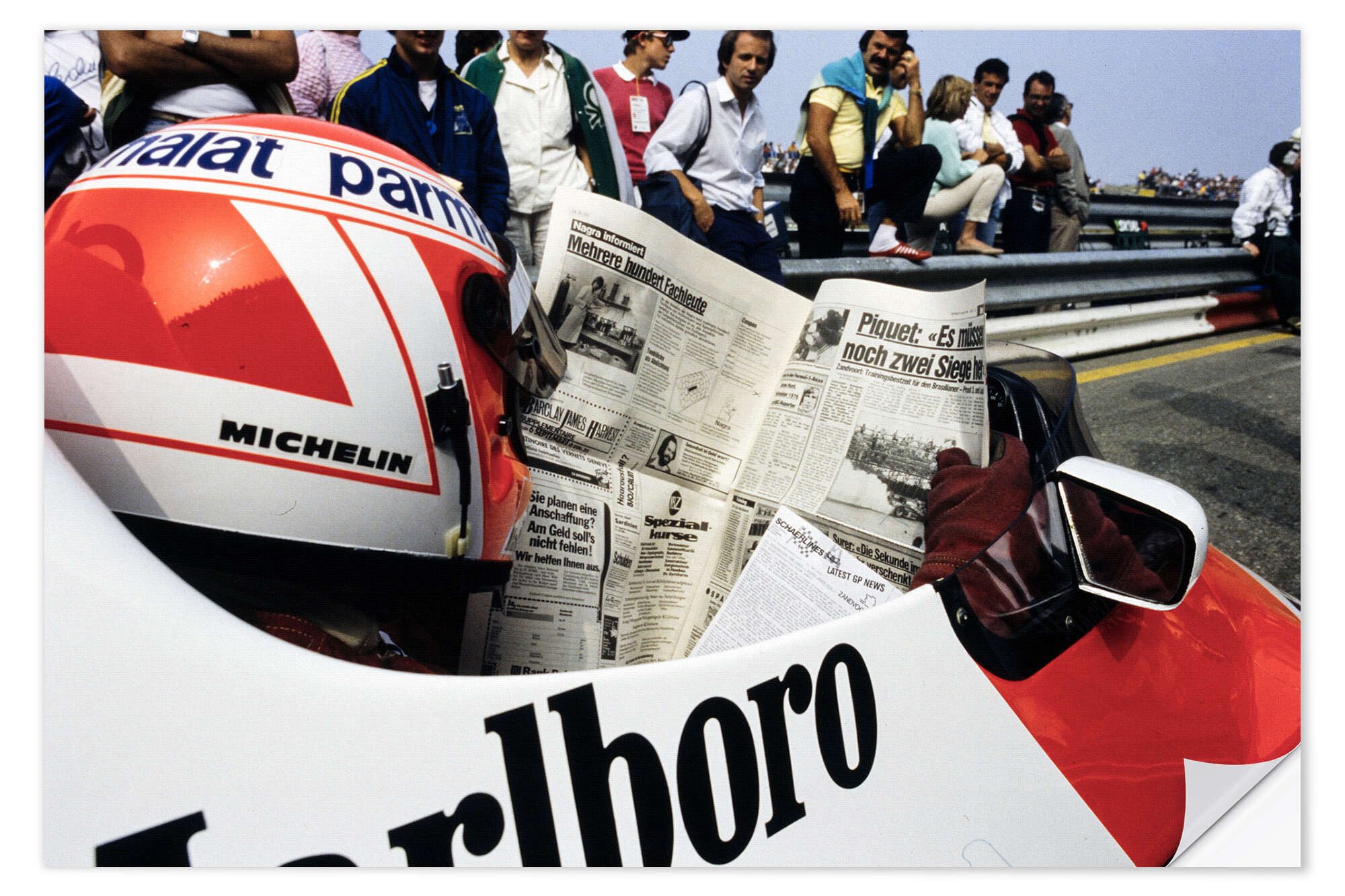 Posterlounge Wandfolie Motorsport Images, Niki Lauda mit Zeitung im Cockpit, Formel 1 Zandvoort 1984, Wohnzimmer Fotografie