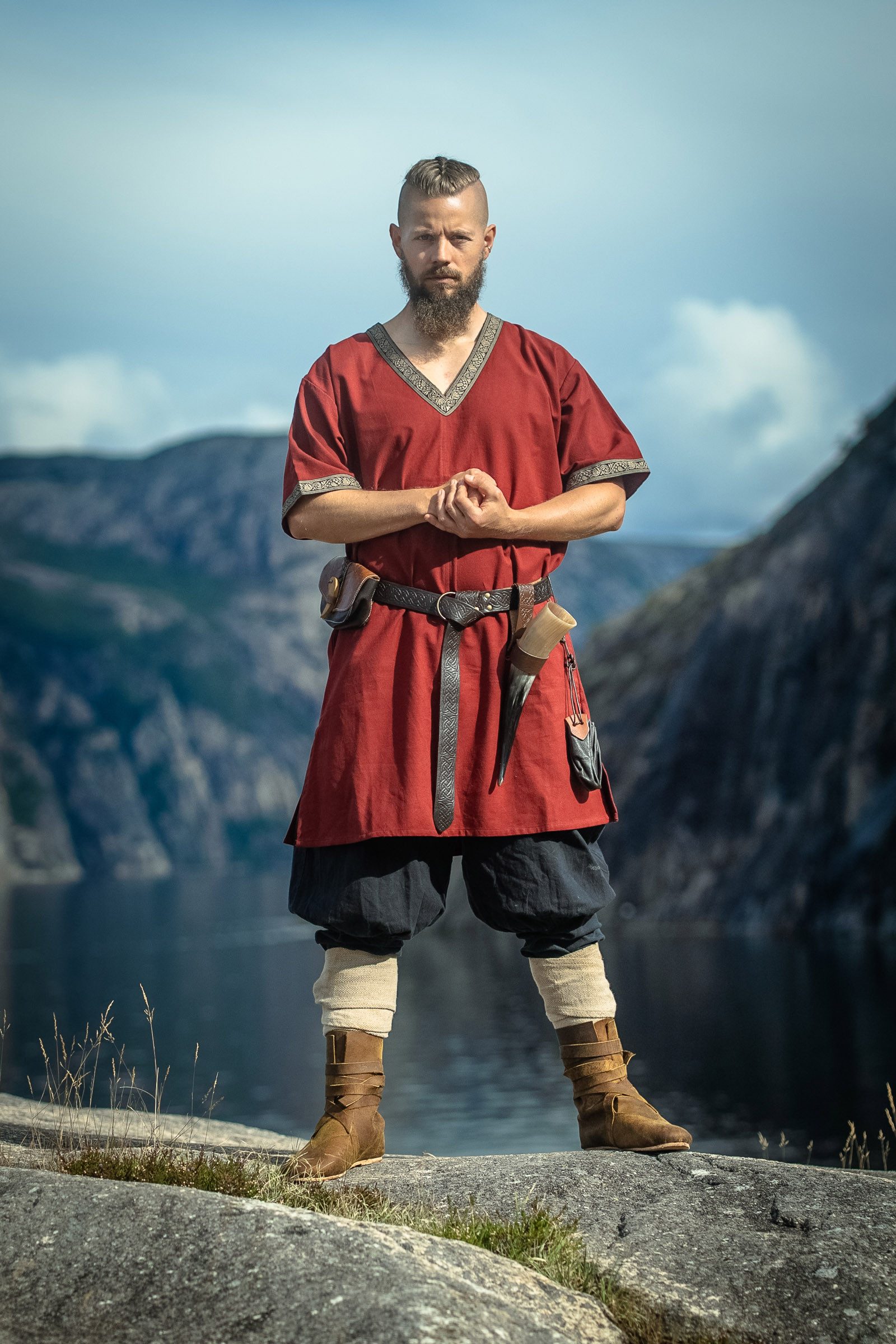 Leonardo Carbone Wikinger-Kostüm Tunika kurzarm "Loki" mit Bordüre, V-Ausschnitt, seitliche Schlitze