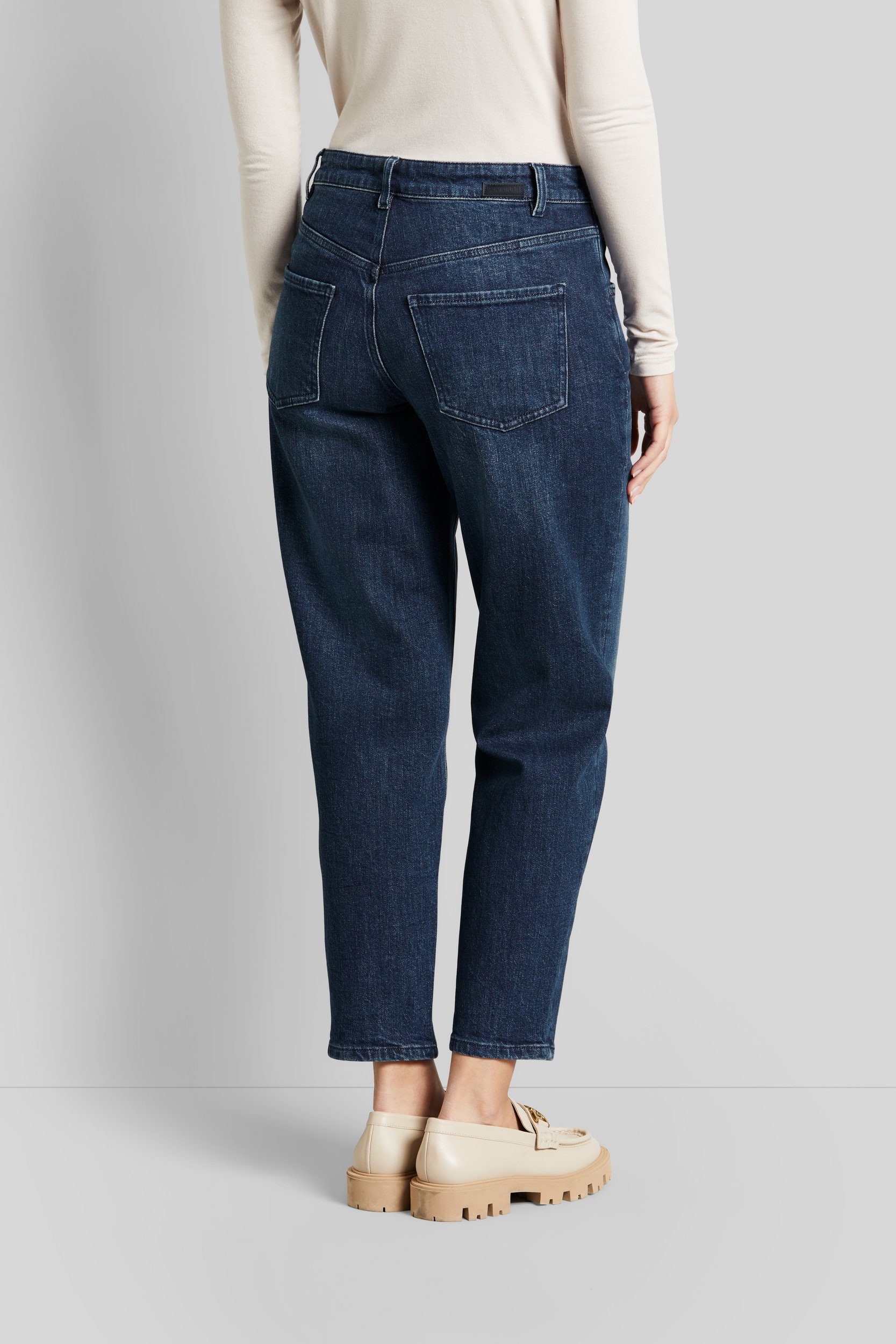 lockerem 5-Pocket-Jeans mit Schnitt bugatti