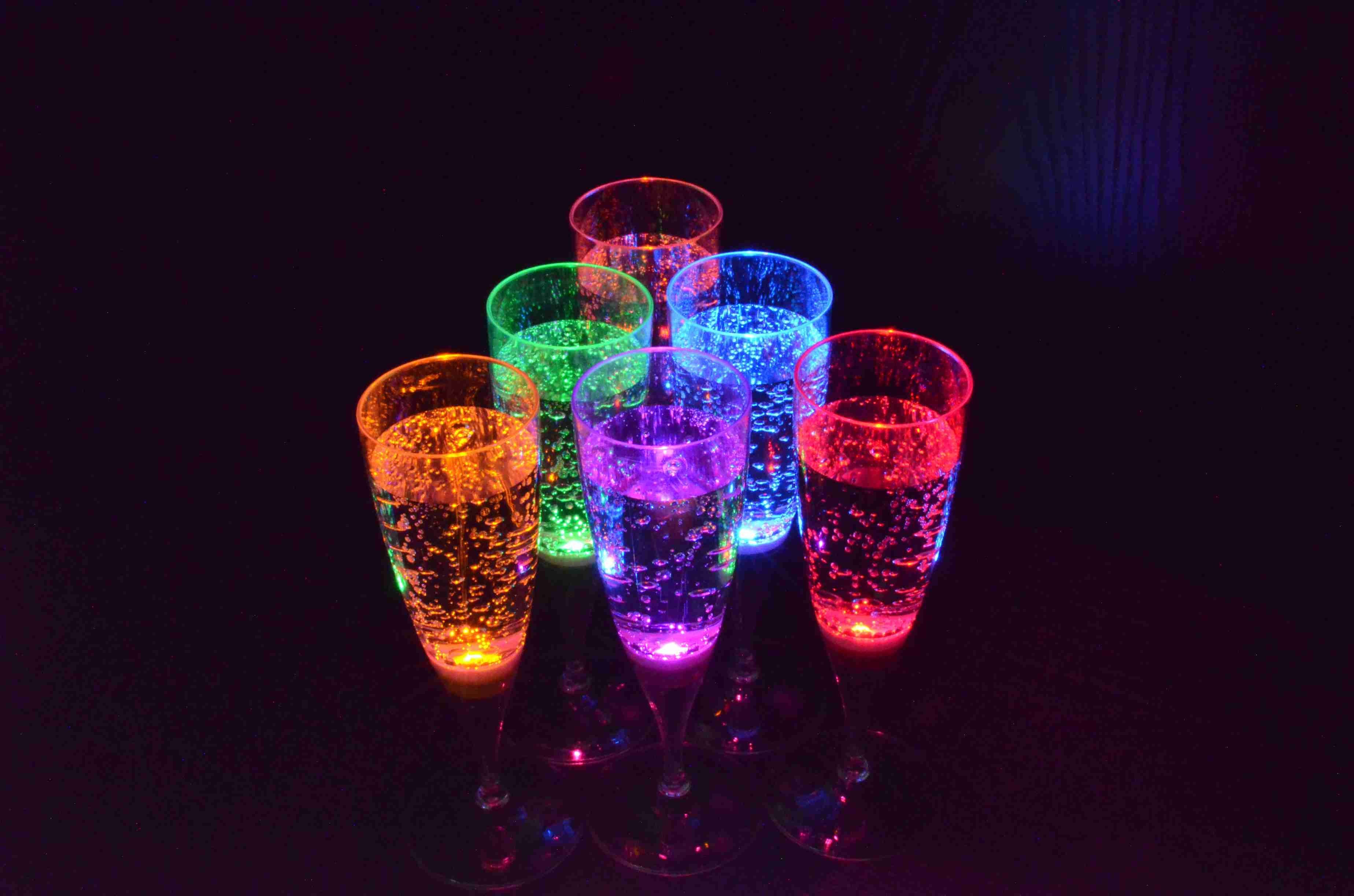 PRECORN 4x LED Untersetzer Bierdeckel Leuchtend f Getränke Gläser Flaschen  Party