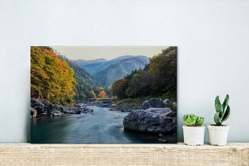 OneMillionCanvasses® Leinwandbild Fluss bei Okutama in Japan mit Herbstfarben, (1 St), Wandbild Leinwandbilder, Aufhängefertig, Wanddeko, 30x20 cm
