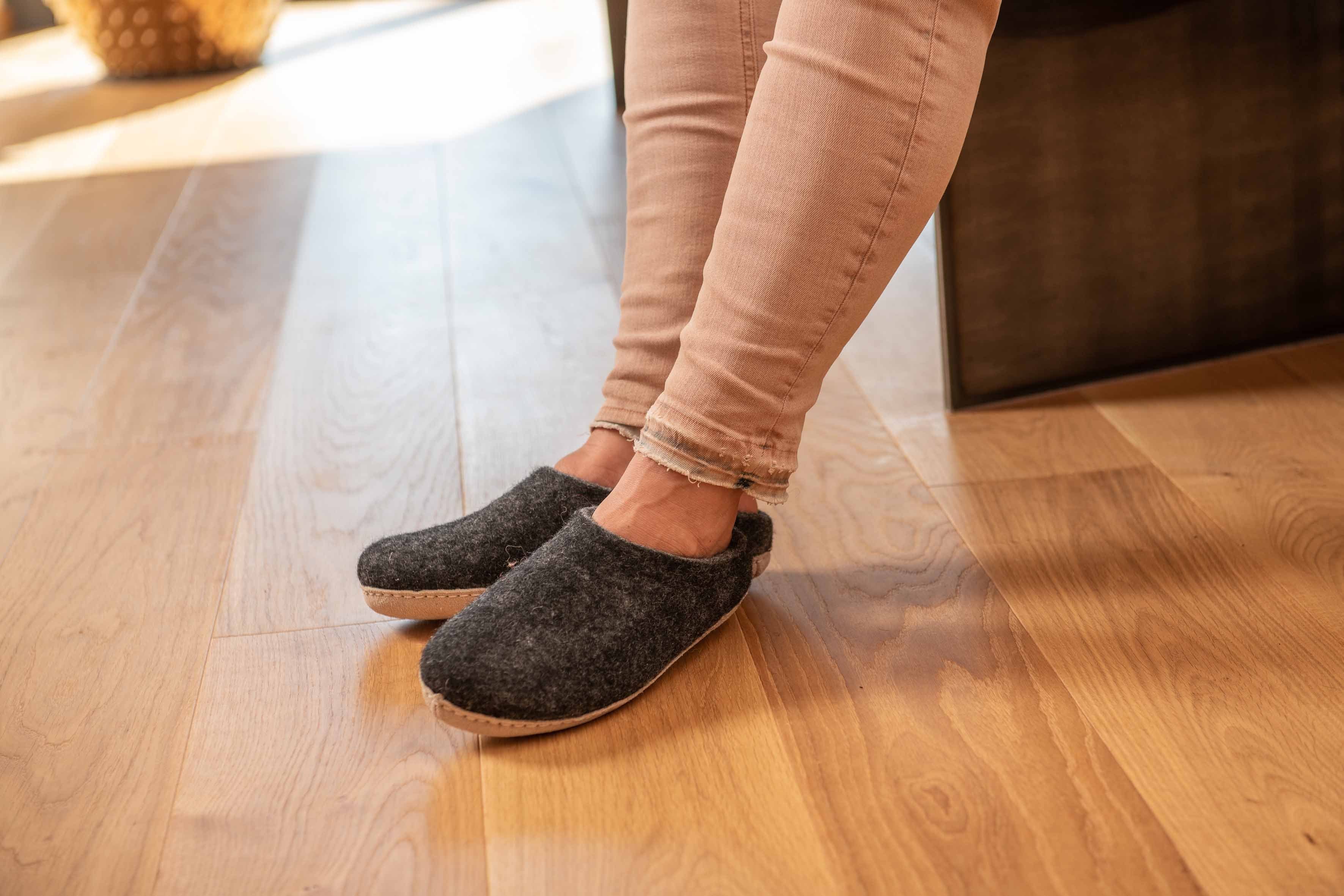 naturling Filz Damen Pantoffel Hausschuh (mit bequemer) Ledersohle