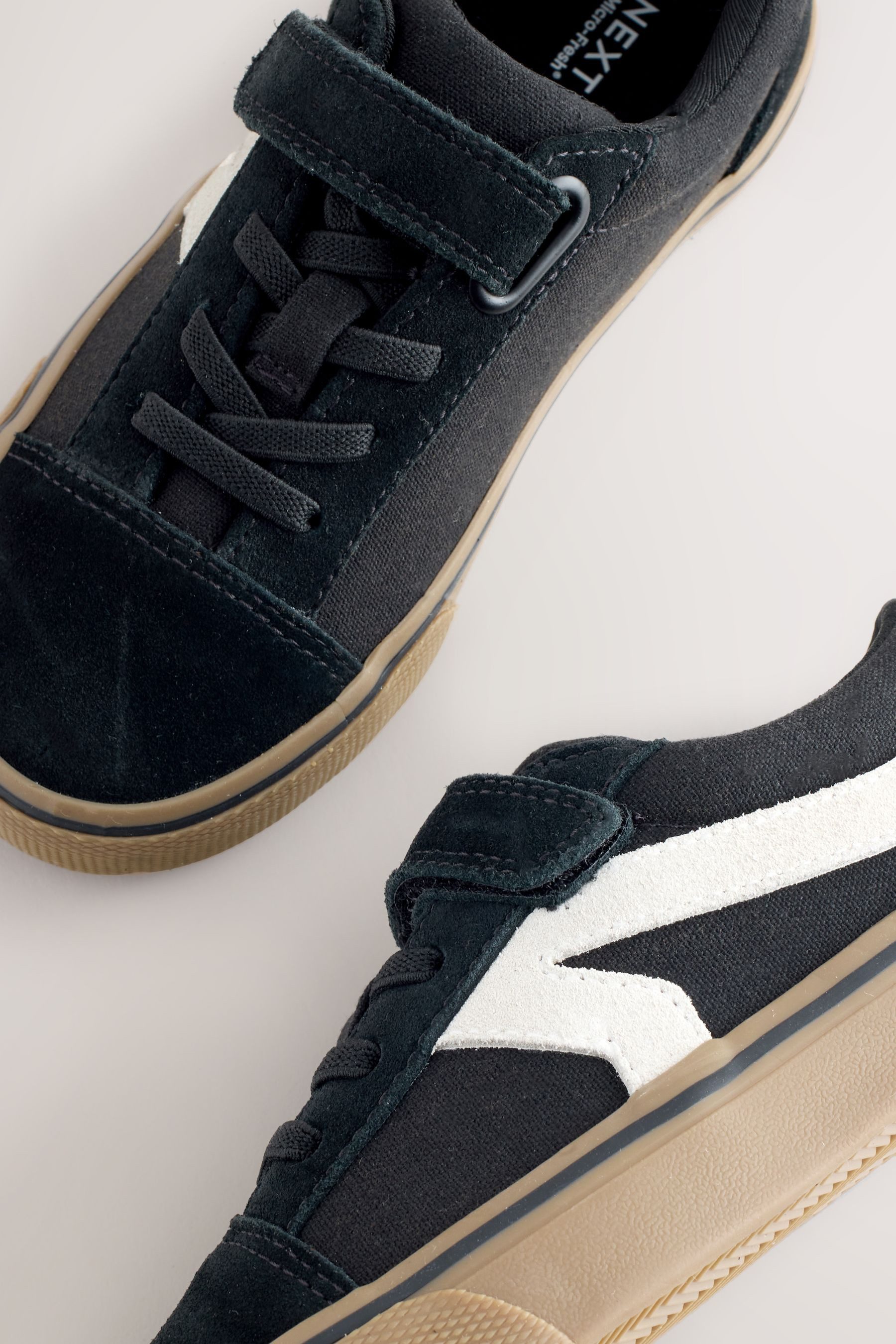 Next Sneaker mit Klettverschluss und Elastikschnürung Sneaker (1-tlg)