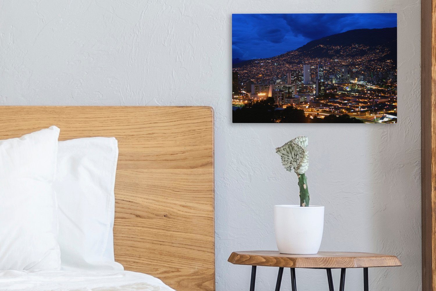 OneMillionCanvasses® Medellín Wandbild St), Dämmerung Nutibara-Hügel, Aufhängefertig, 30x20 der in cm Wanddeko, Leinwandbild Leinwandbilder, dem Stadt (1 hinter