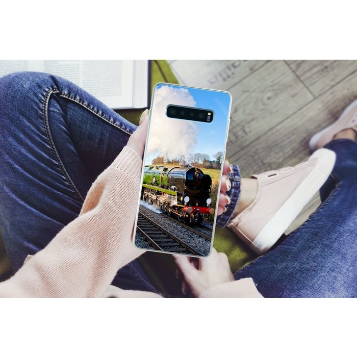 MuchoWow Handyhülle Ein bunter Dampfzug in einer grünen Landschaft Phone Case Handyhülle Samsung Galaxy S10+ Silikon Schutzhülle FN11373