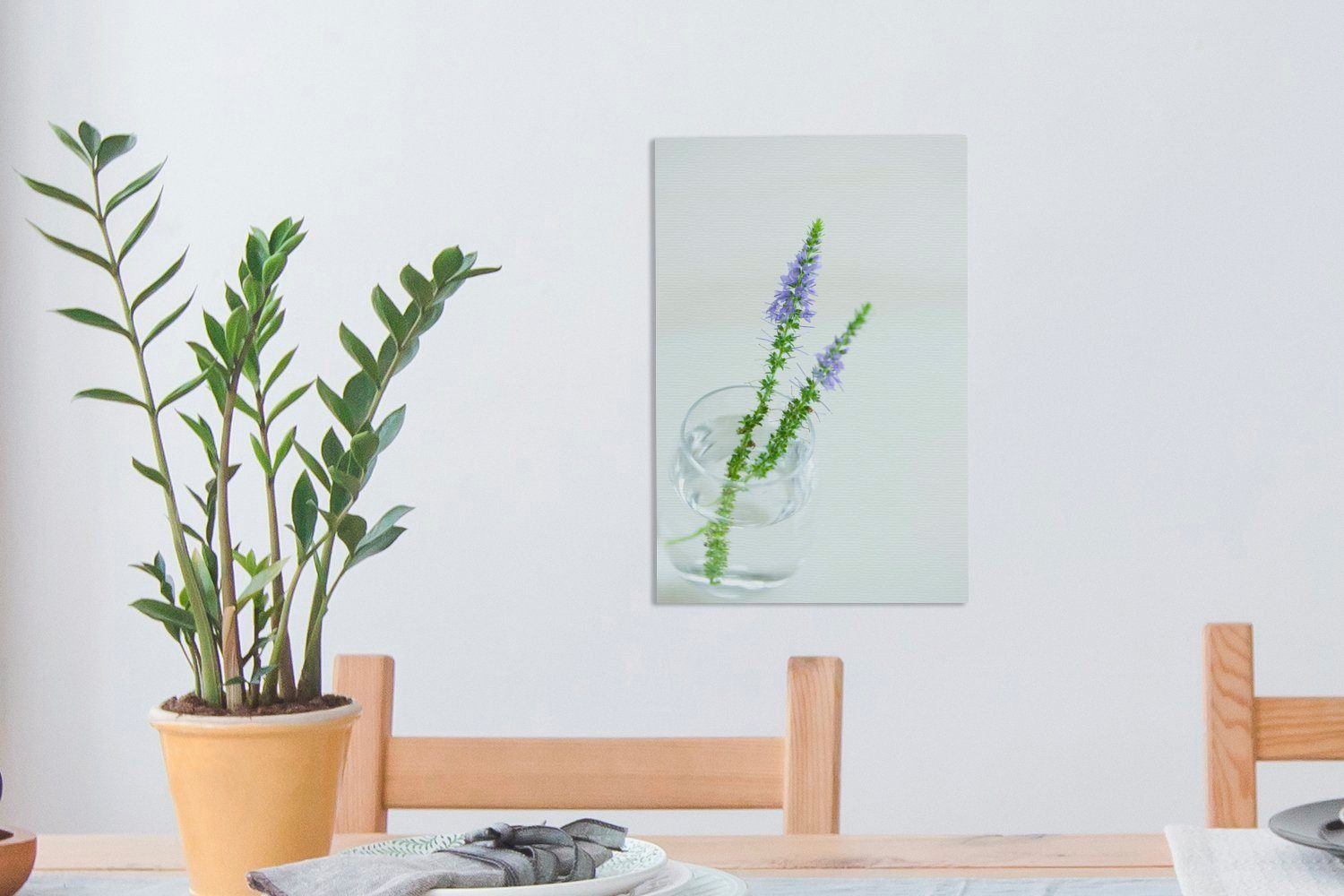 (1 bespannt Gemälde, inkl. Leinwandbild cm Farns Zwei Leinwandbild OneMillionCanvasses® Zackenaufhänger, des Glasvase, in hohen 20x30 fertig St), einer Pflanzen
