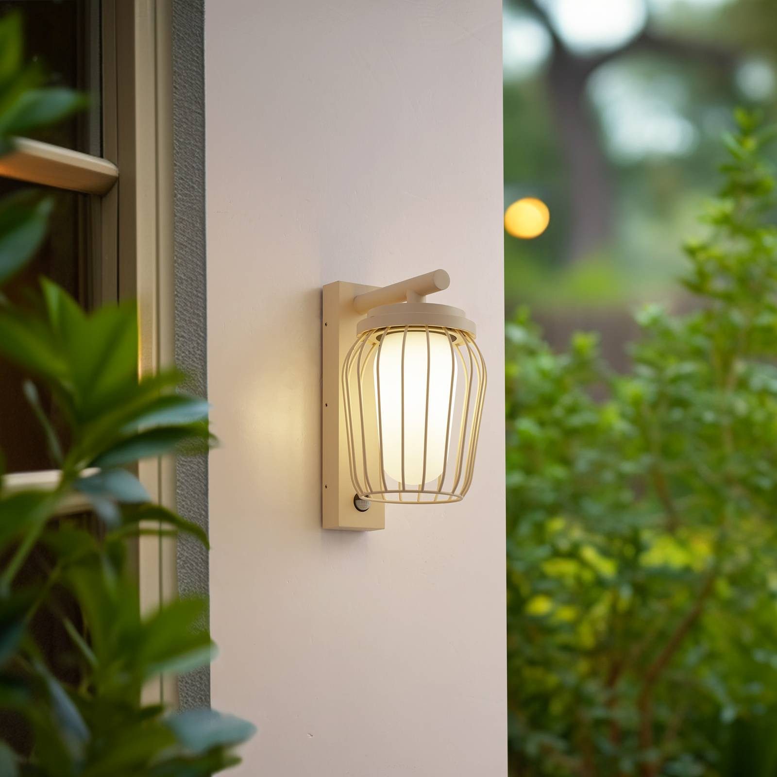 Lucande Außen-Wandleuchte Chandan, Metall, Creme IP44mit Bewegungsmelder, 1 x 15 W LED