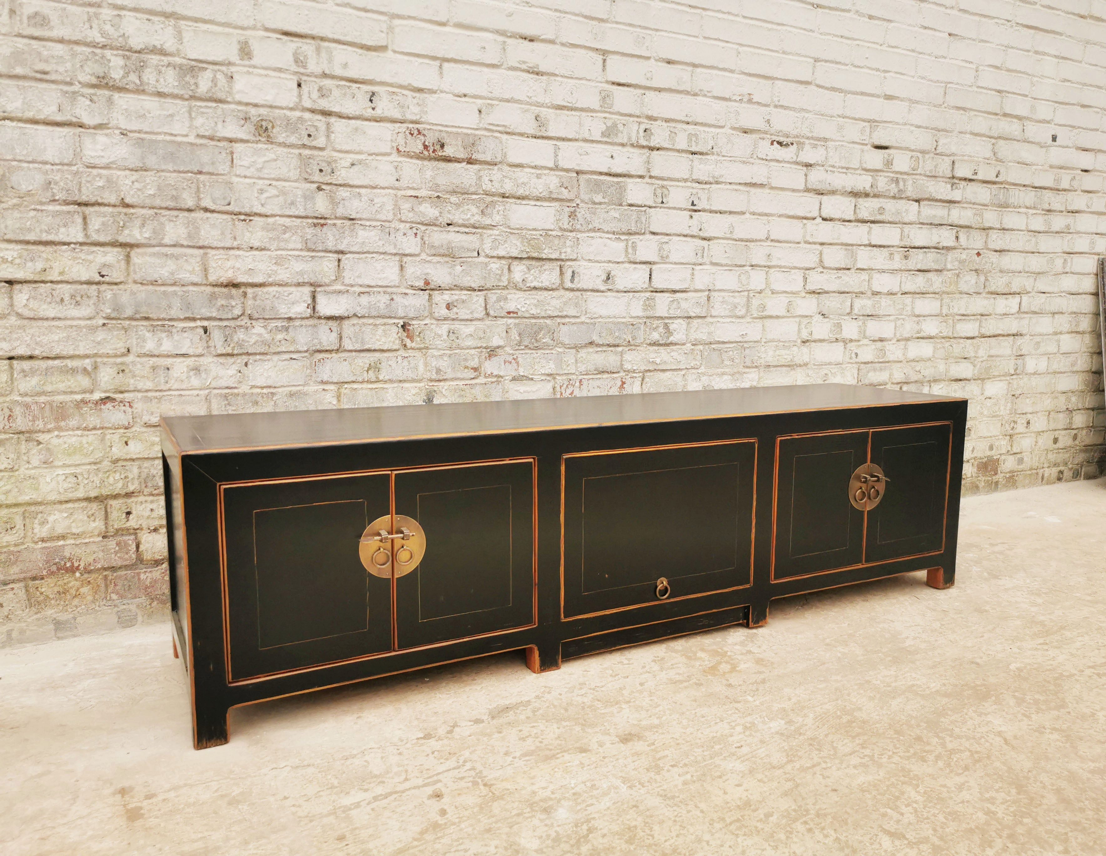 Luxury-Park-Direct Kommode TV Lowboard in modernem Design mit traditionellen Details in Gold.