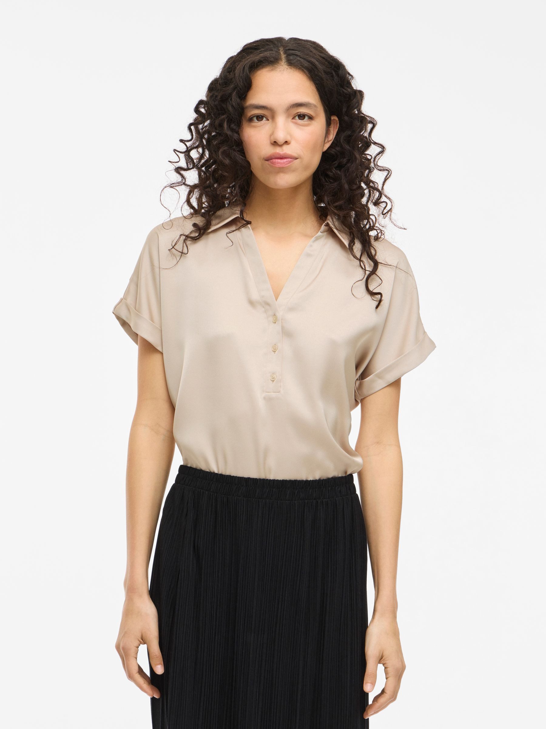 Vila Blusenshirt V-Ausschnitt Knopfleiste Satin Look Umgeschlagene Ärmel für Damen (1-tlg) Recyceltes Material nachhaltig Normal Fit V-Ausschnitt Kurzarm