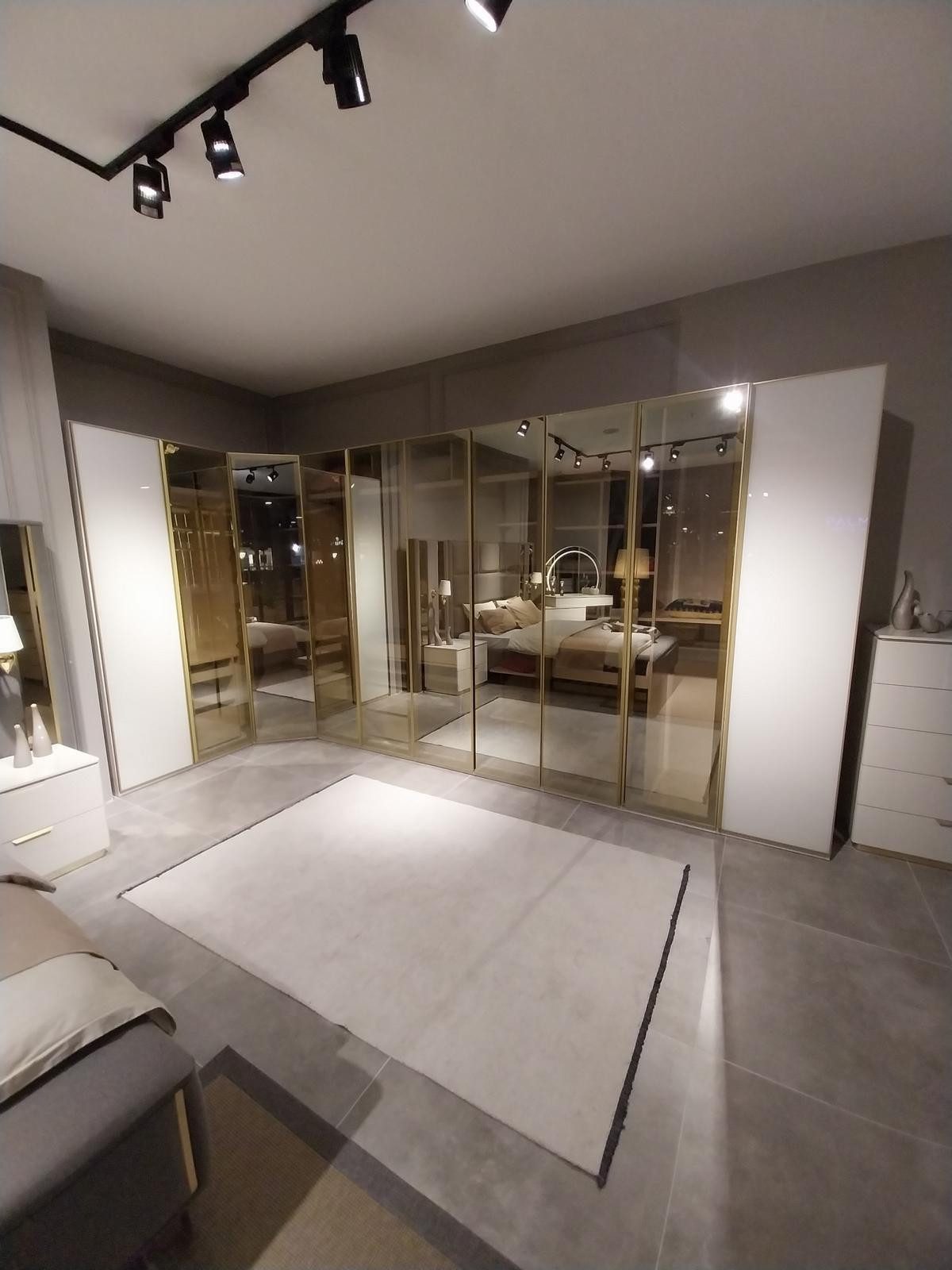 Xlmoebel Schranksystem Kleiderkasten Holzschrank Schlafzimmer Luxus Aufbewahrung (1-St., Kleiderschrank) Hergestellt in Europa