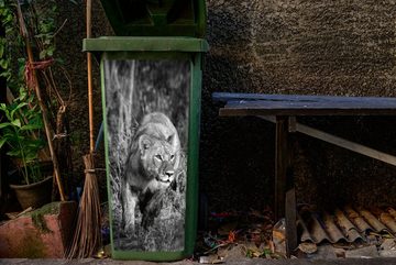 MuchoWow Wandsticker Löwin - Jagd - Tiere (1 St), Mülleimer-aufkleber, Mülltonne, Sticker, Container, Abfalbehälter