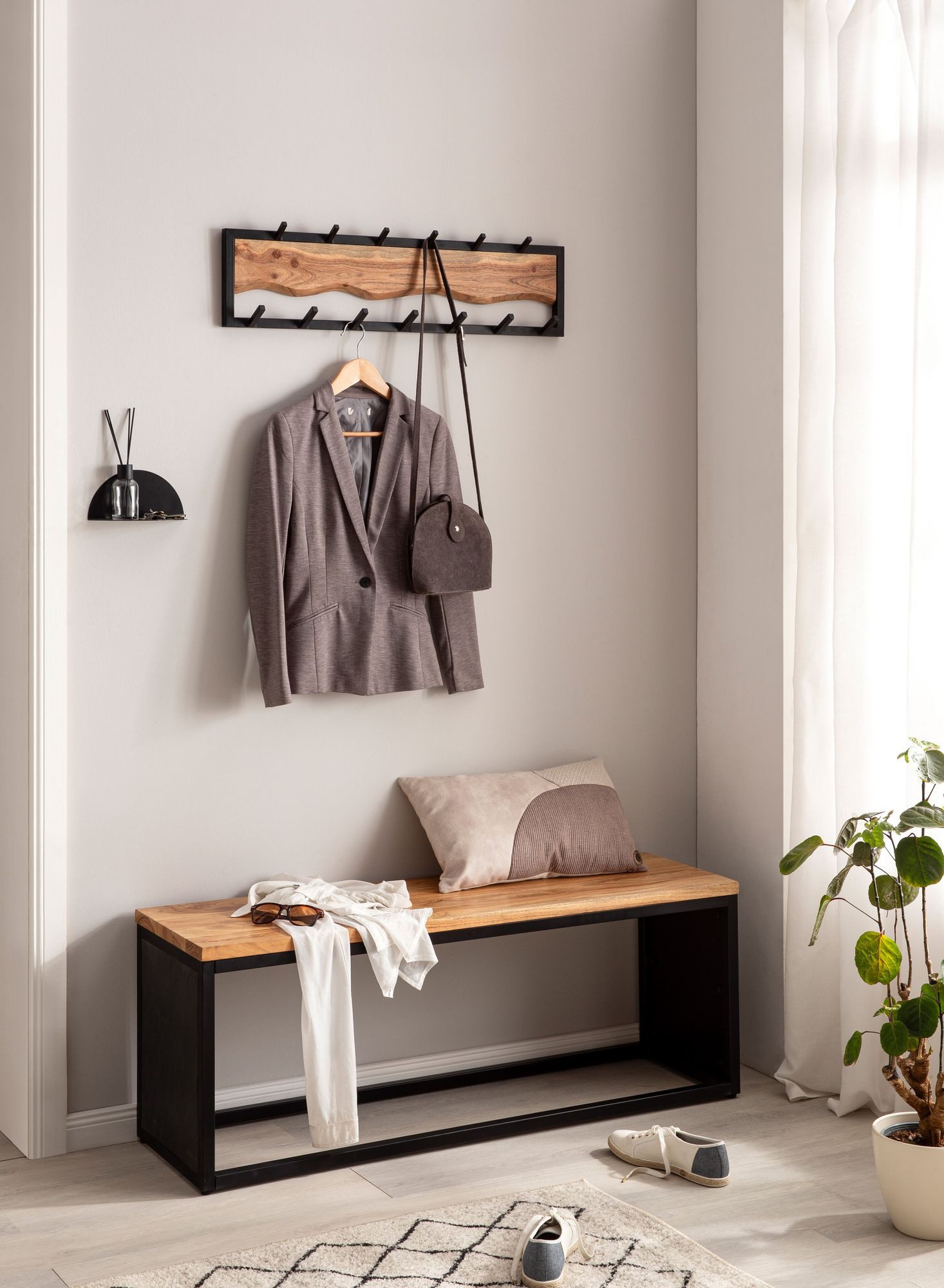 furnicato Garderobe Wandgarderobe Echtholz 80x20x8 cm Hellbraun Schwarz (1 St), 13 robuste Haken Garderobenhaken für deinen Flur in Handarbeit