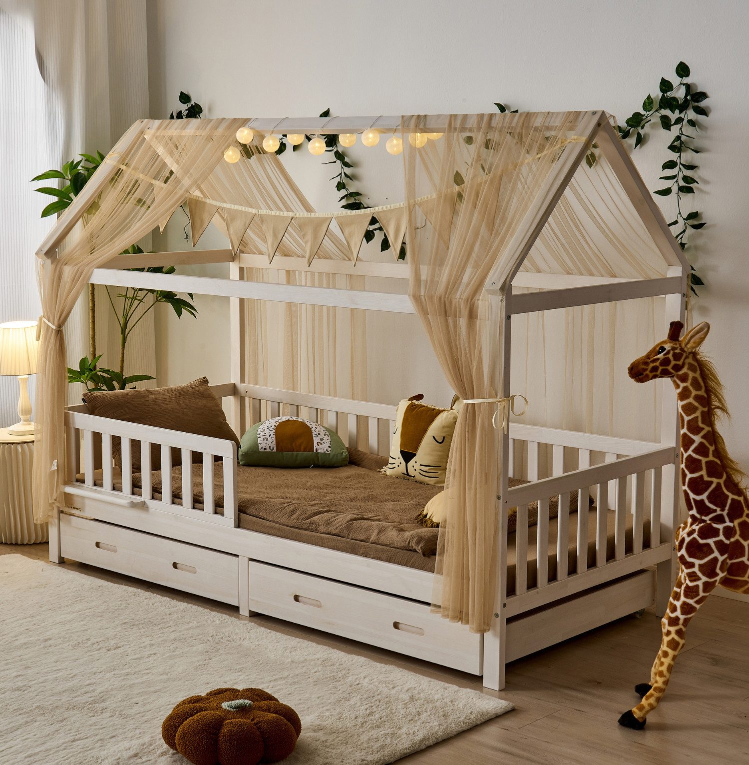 Alavya Home® Hausbett CLOUD - FSC® 100% zertifiziert KOMPLETT SET mit 2 Schubkästen (Kinderbett 90x200 cm mit Schublade inkl. Deko Beige und Matratze I Hausbett 90x200), Aus massivem Buchenholz