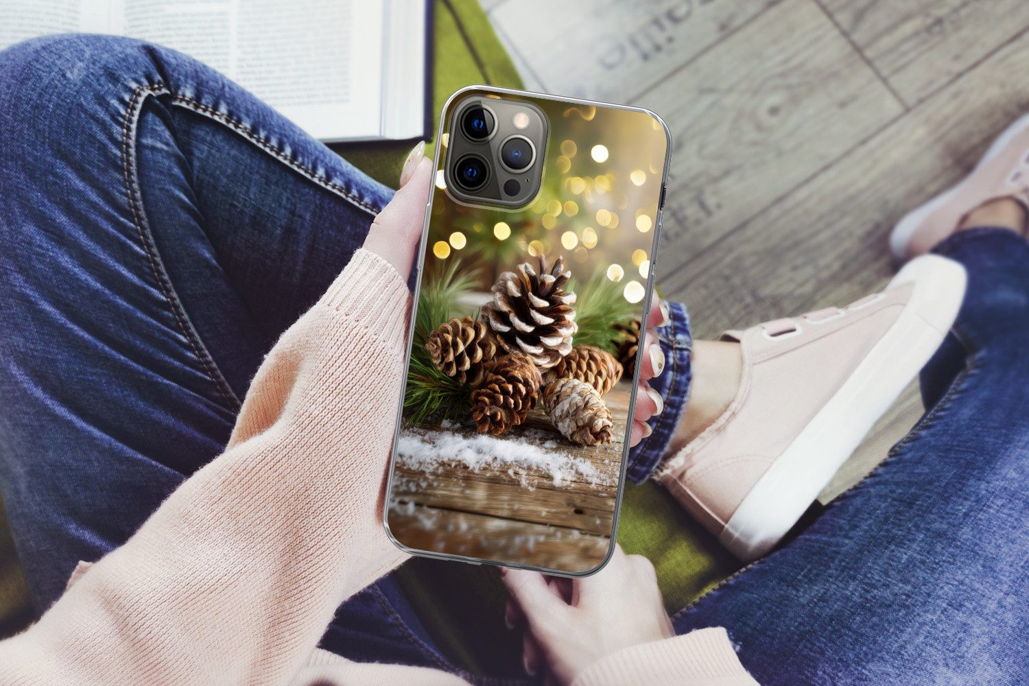 MuchoWow Handyhülle für Apple iPhone 12 Pro Tannenzapfen - Weihnachtsstimmung - Braun - Gr, Smartphone-Bumper, Print, Handy Schutzhülle Dünn