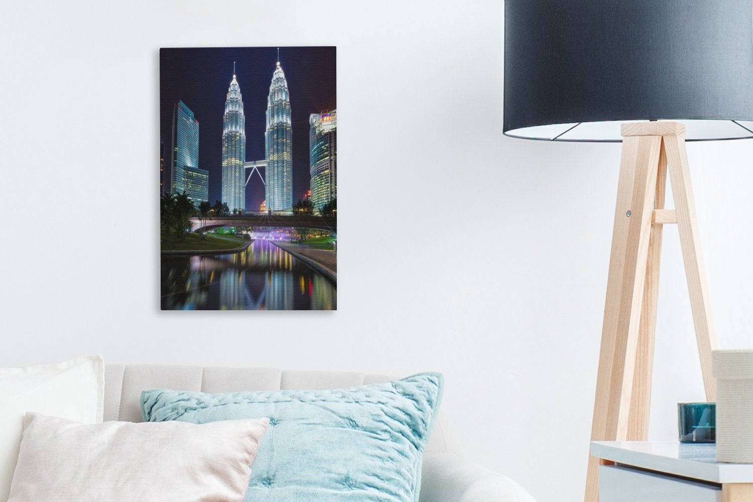 OneMillionCanvasses® Leinwandbild Die Petronas-Türme cm Leinwandbild bespannt 20x30 St), Nacht fertig (1 bei Zackenaufhänger, inkl. wunderschön beleuchtet, Gemälde