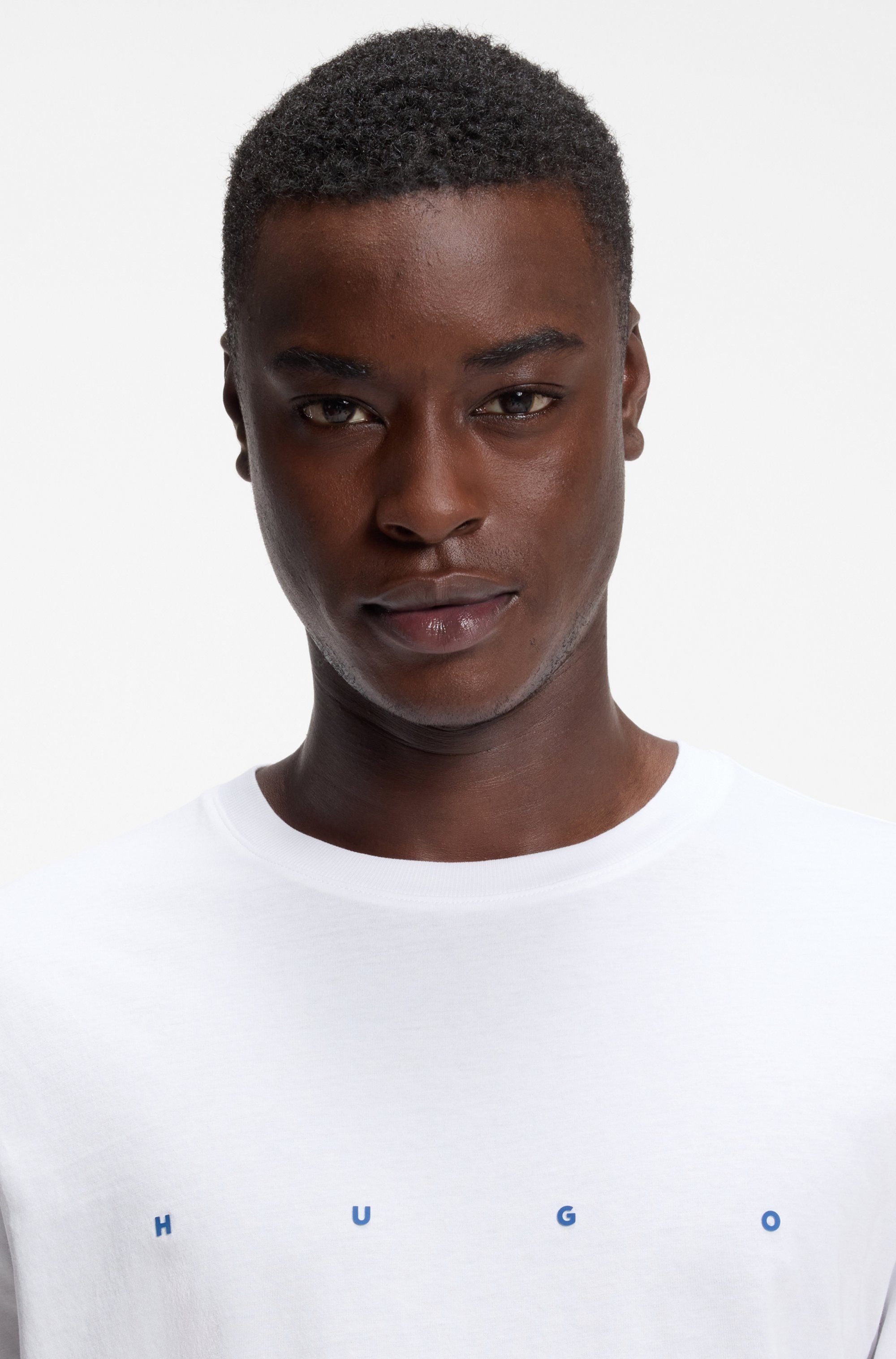 HUGO T-Shirt Dorosi Rundhalsausschnitt, Regular Fit, Logo-Schriftzug – Bild 2 von 5