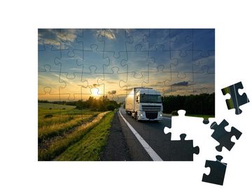 puzzleYOU Puzzle Weißer Lastwagen fährt auf einer Straße, 48 Puzzleteile, puzzleYOU-Kollektionen Trucks & LKW