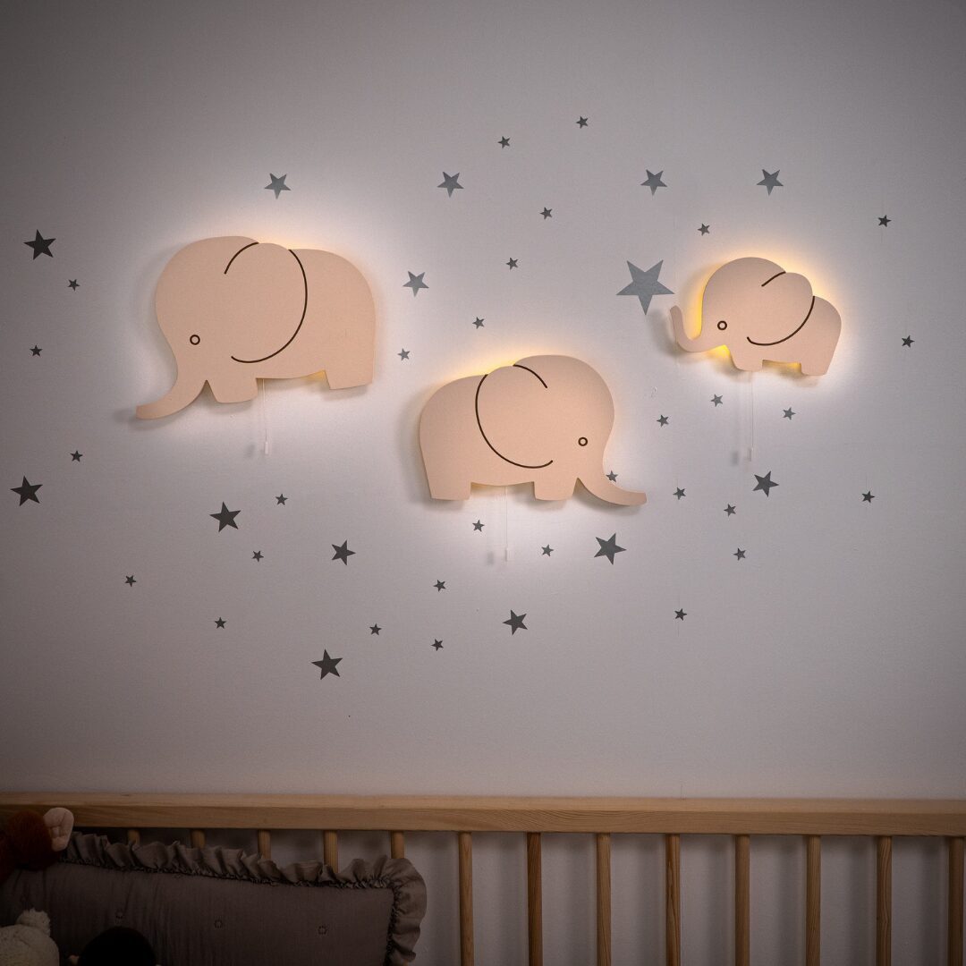 COZYCOLLECTIONS LED Wandleuchte Handbemaltes LED-Wandnachtlicht „Mittelgroßer Elefant in Holzoptik, LED, Warmweiß, Handbemalt, inkl. mittelgroßem Elefant (ohne groß/baby)