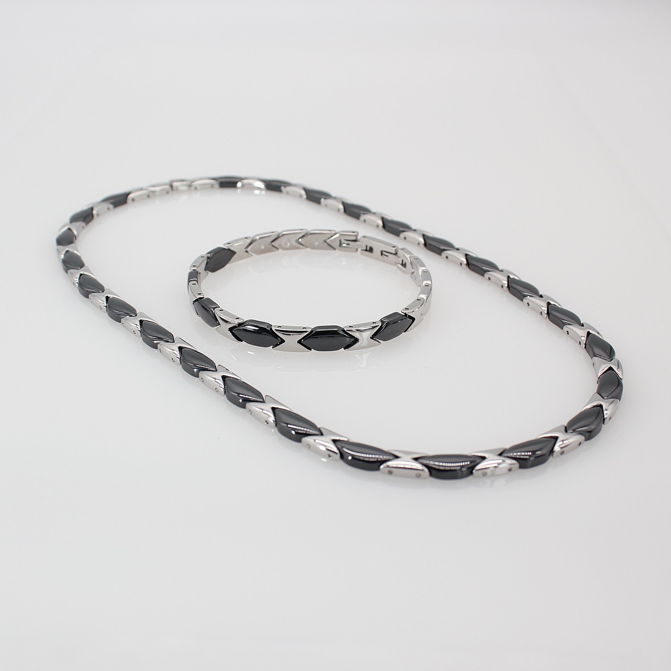 ELLAWIL Collier-Set Halskette Armband aus schwarzer Keramik mit silberfarbenen Edelstahl (Kettenlänge 49 cm, Armbandlänge 19 cm, Breite 6 mm), inklusive Geschenkschachtel